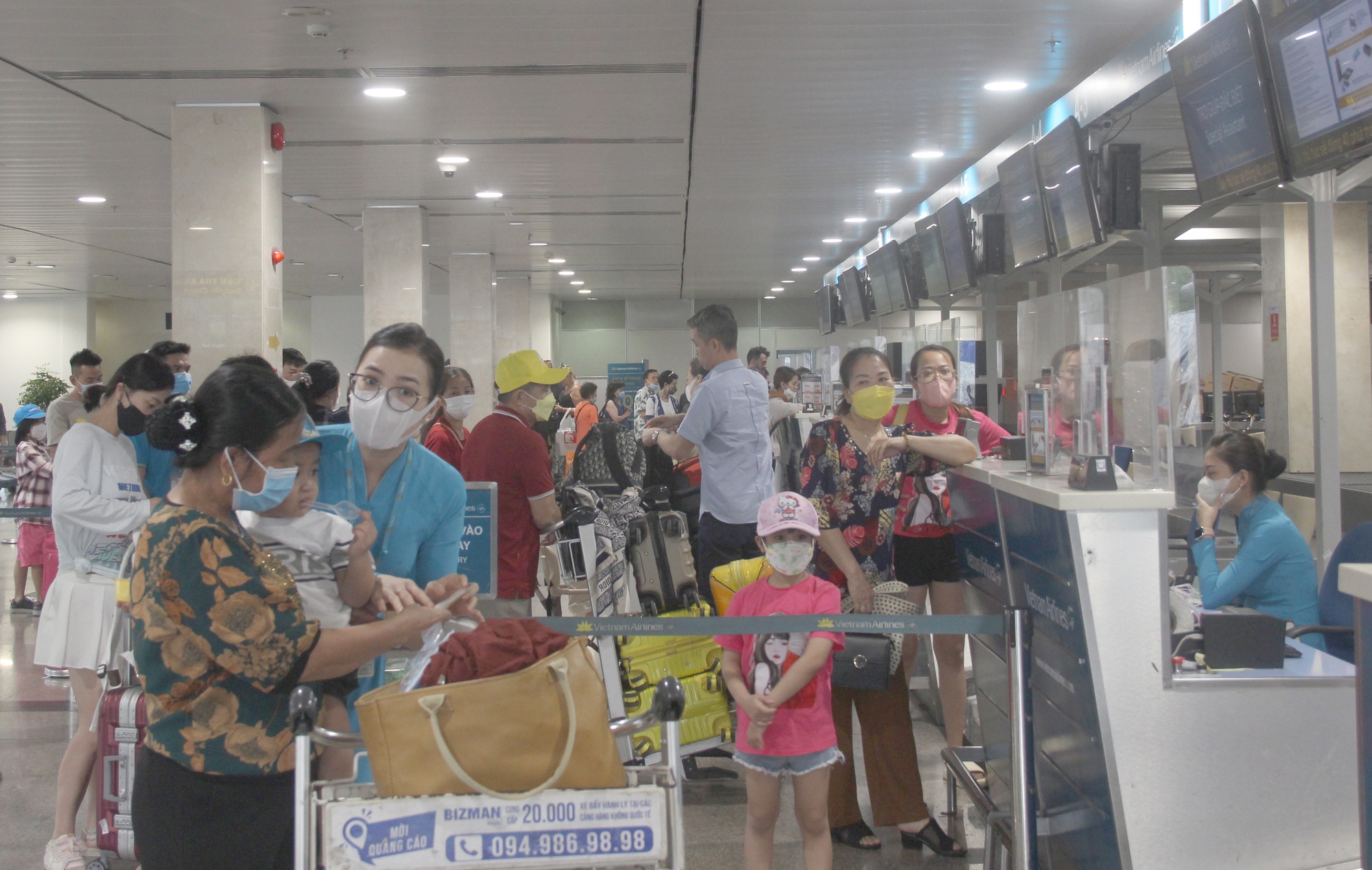 Hàng ngàn người đổ về sân bay Tân Sơn Nhất ngày đầu cao điểm Lễ 30/4 - 1/5 - Ảnh 3.