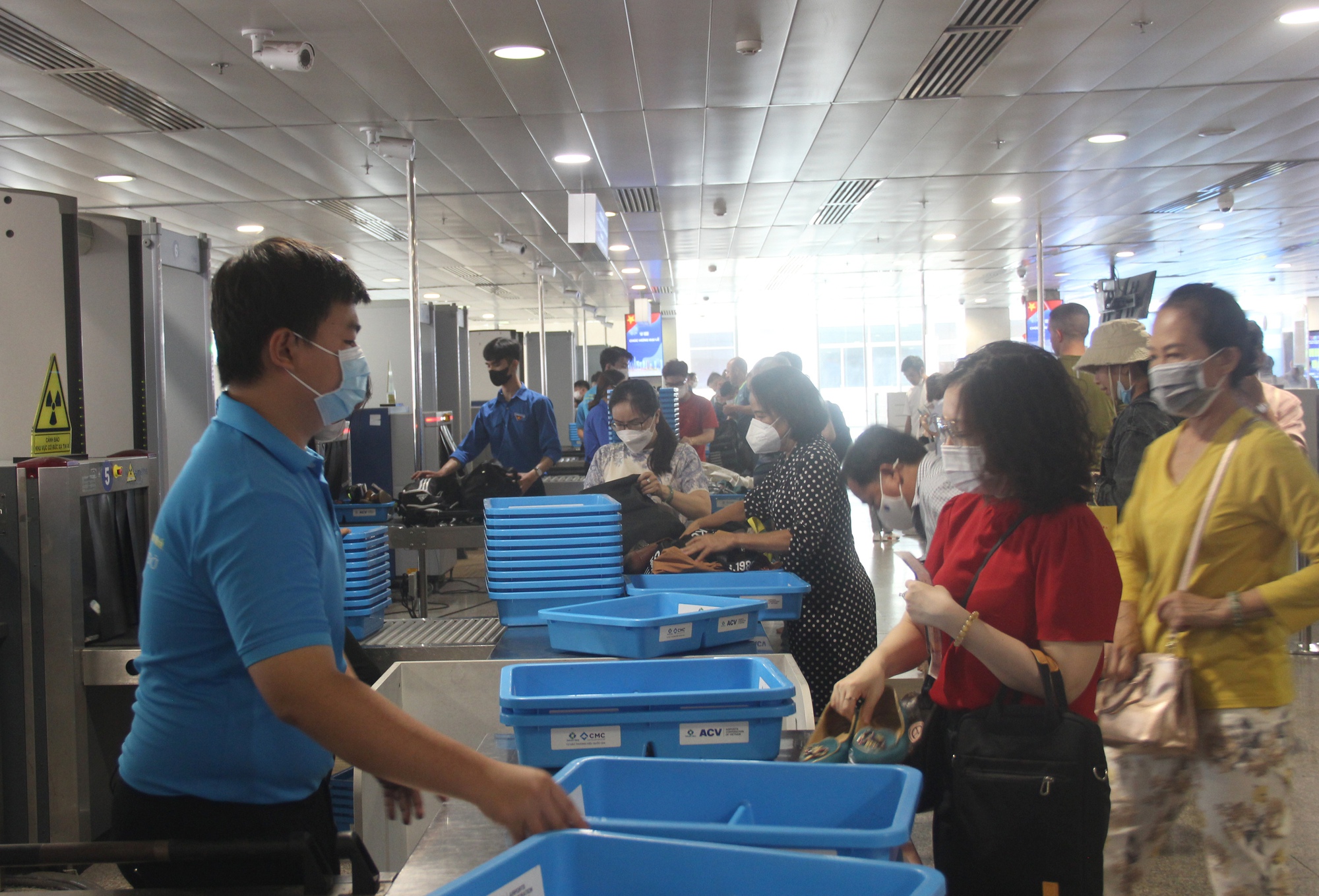 Hàng ngàn người đổ về sân bay Tân Sơn Nhất ngày đầu cao điểm Lễ 30/4 - 1/5 - Ảnh 7.