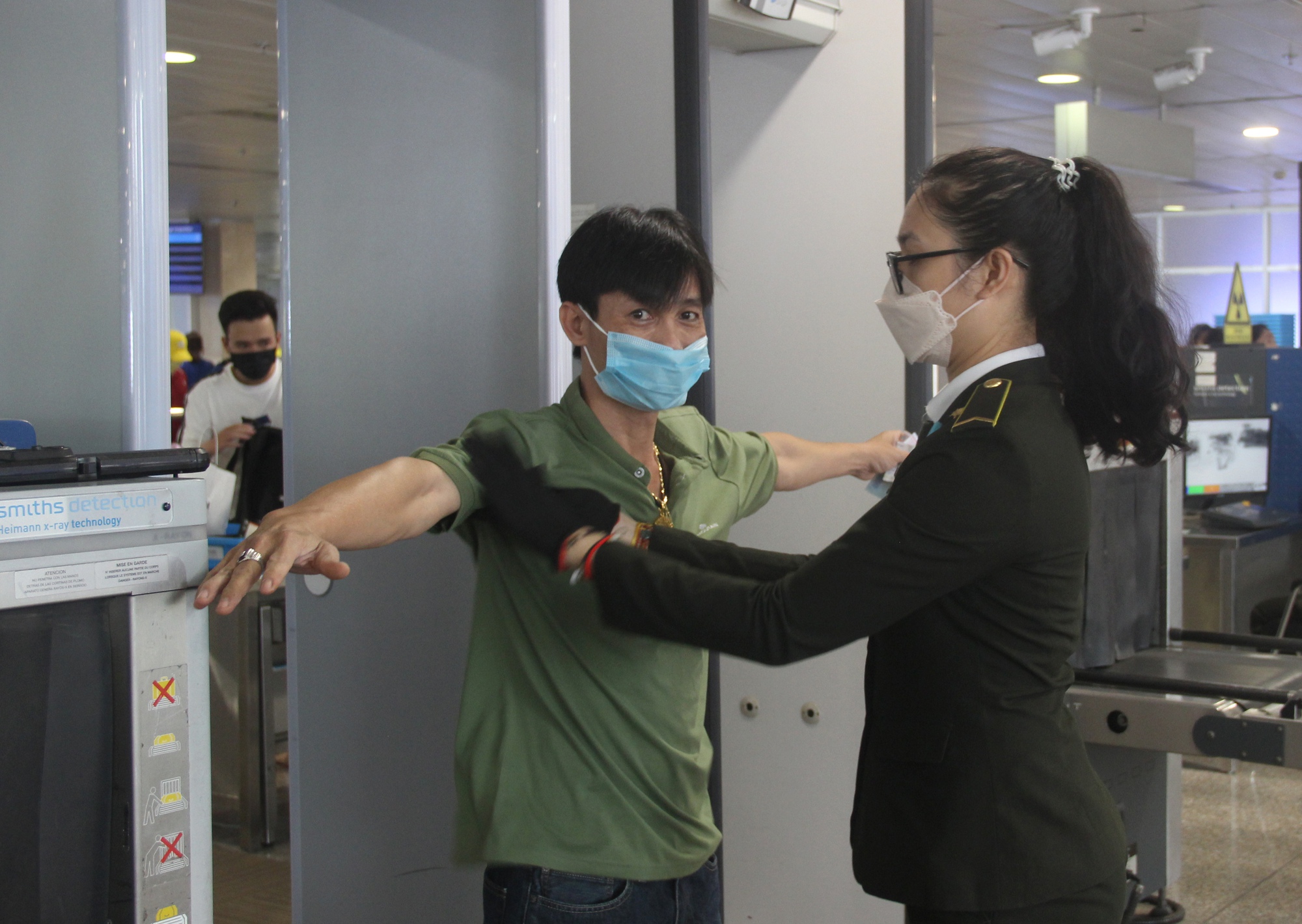 Hàng ngàn người đổ về sân bay Tân Sơn Nhất ngày đầu cao điểm Lễ 30/4 - 1/5 - Ảnh 11.