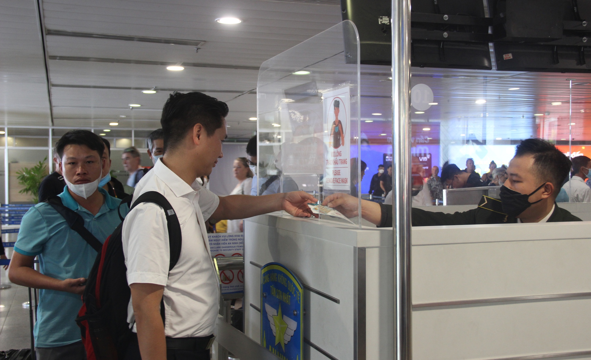 Hàng ngàn người đổ về sân bay Tân Sơn Nhất ngày đầu cao điểm Lễ 30/4 - 1/5 - Ảnh 10.