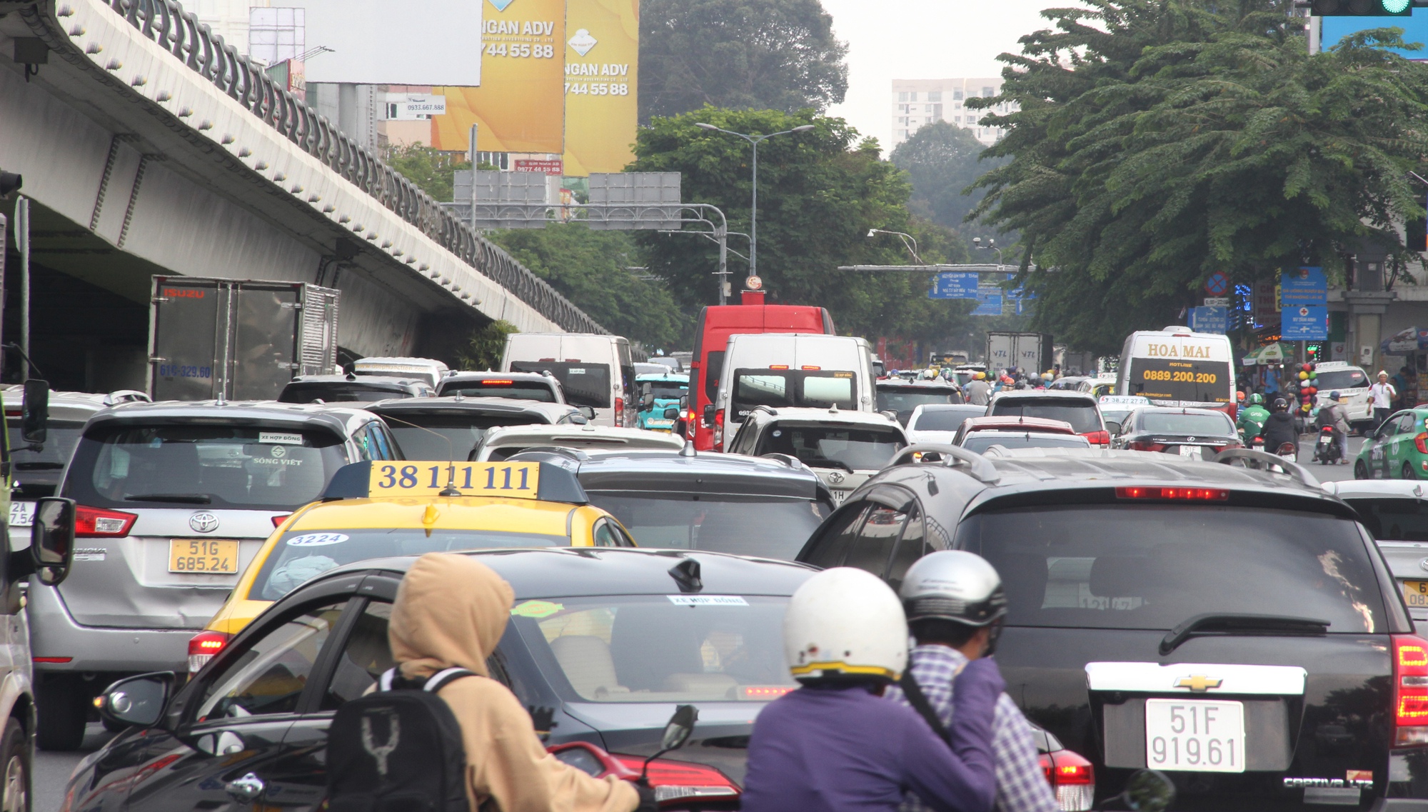 TP.HCM người dân nghỉ lễ về quê các cửa ngõ ùn tắc giao thông - Ảnh 2.