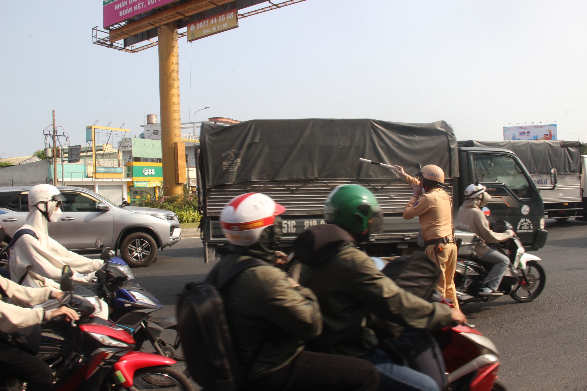 TP.HCM người dân nghỉ lễ về quê các cửa ngõ ùn tắc giao thông - Ảnh 14.