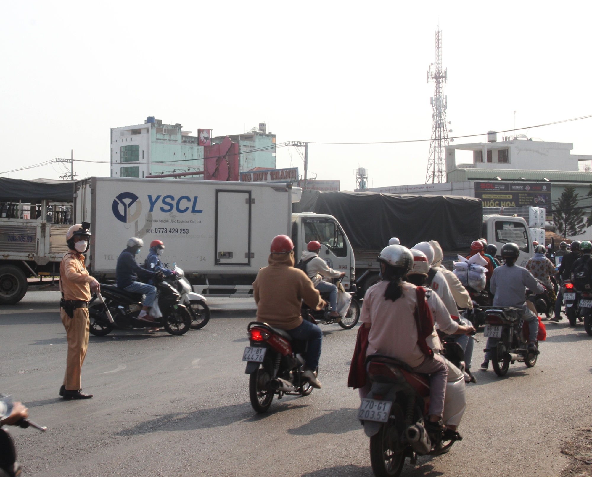 TP.HCM người dân nghỉ lễ về quê các cửa ngõ ùn tắc giao thông - Ảnh 13.