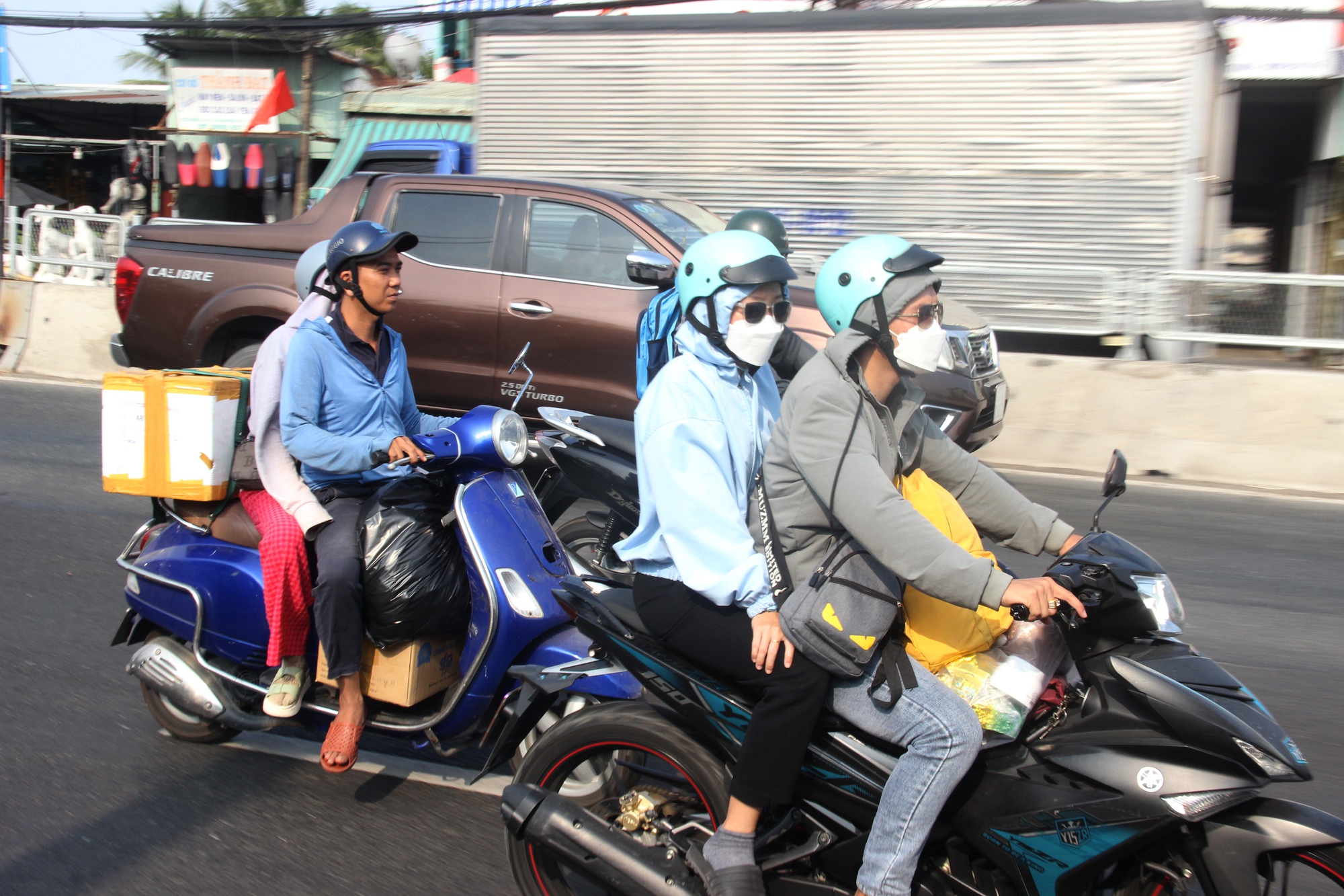 TP.HCM người dân nghỉ lễ về quê các cửa ngõ ùn tắc giao thông - Ảnh 7.