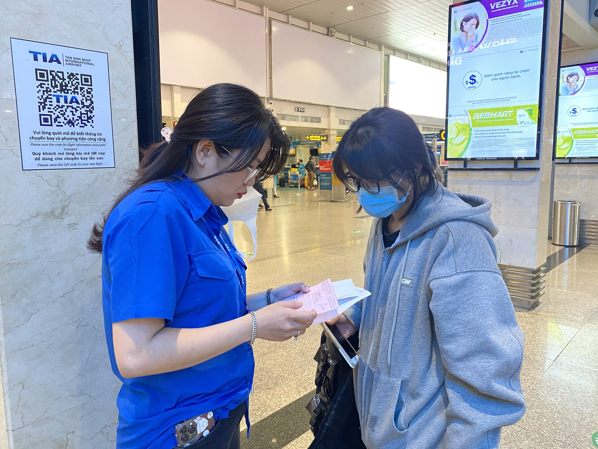 Hàng ngàn người đổ về sân bay Tân Sơn Nhất ngày đầu cao điểm Lễ 30/4 - 1/5 - Ảnh 6.