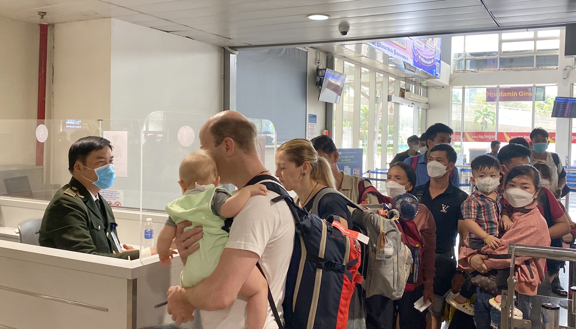 Hàng ngàn người đổ về sân bay Tân Sơn Nhất ngày đầu cao điểm Lễ 30/4 - 1/5 - Ảnh 9.