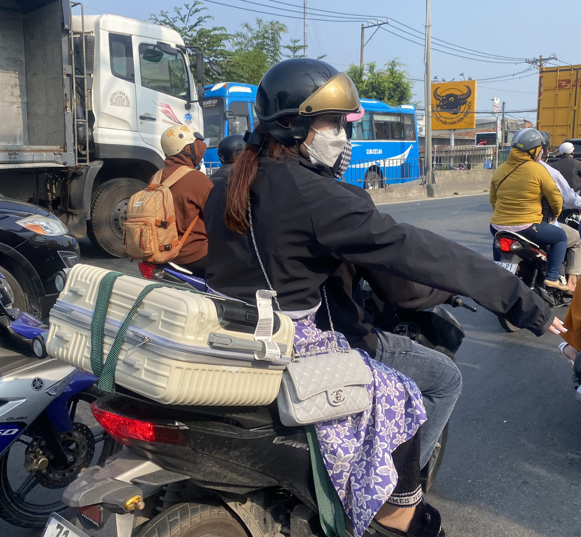 TP.HCM người dân nghỉ lễ về quê các cửa ngõ ùn tắc giao thông - Ảnh 8.