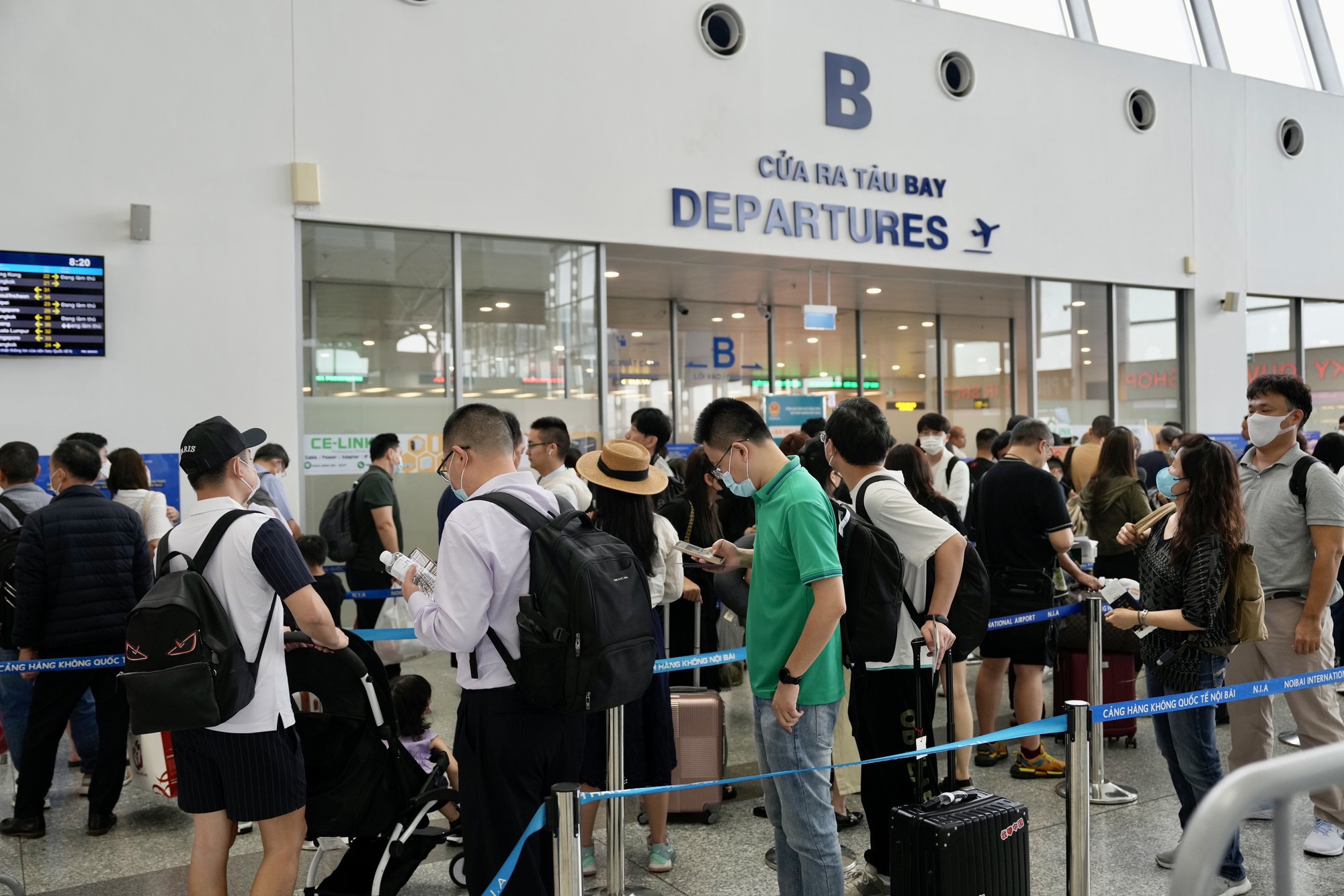 Chùm ảnh: Gần 80.000 khách qua Cảng hàng không Nội Bài ngày trước kỳ nghỉ lễ   - Ảnh 5.