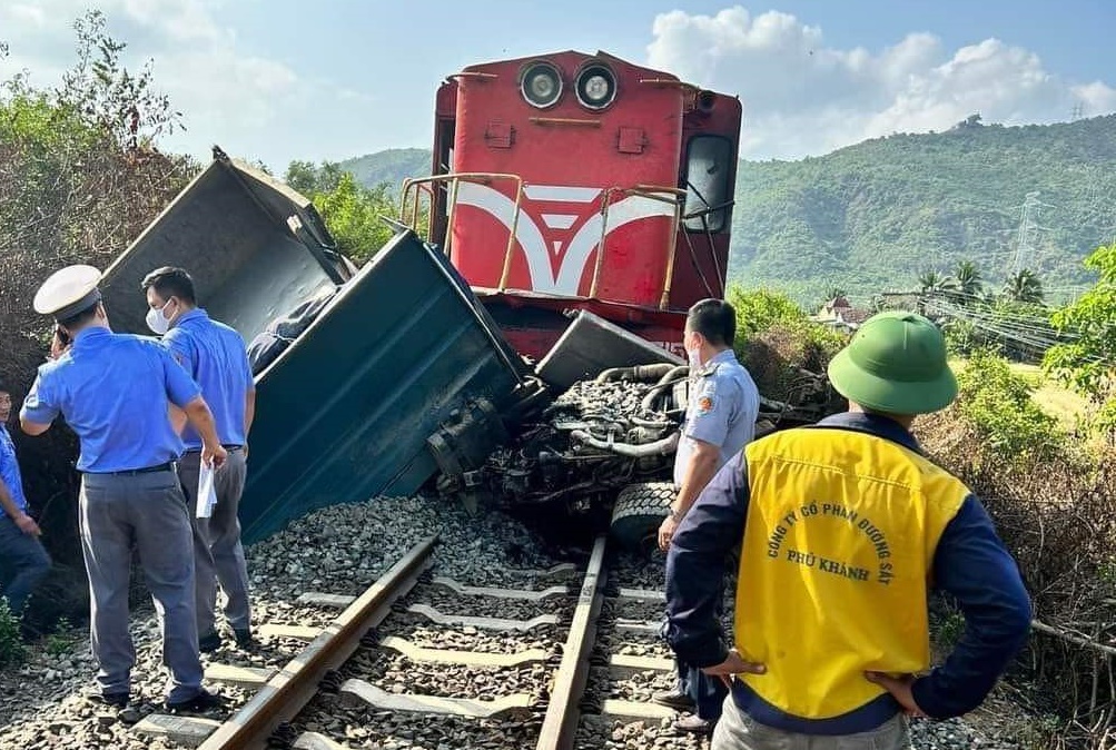 Khánh Hòa: Va chạm với tàu lửa, tài xế xe tải tử vong - Ảnh 2.