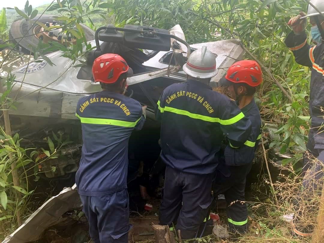 Phú Yên: Lật xe chở dưa hấu, 4 người chết - Ảnh 2.