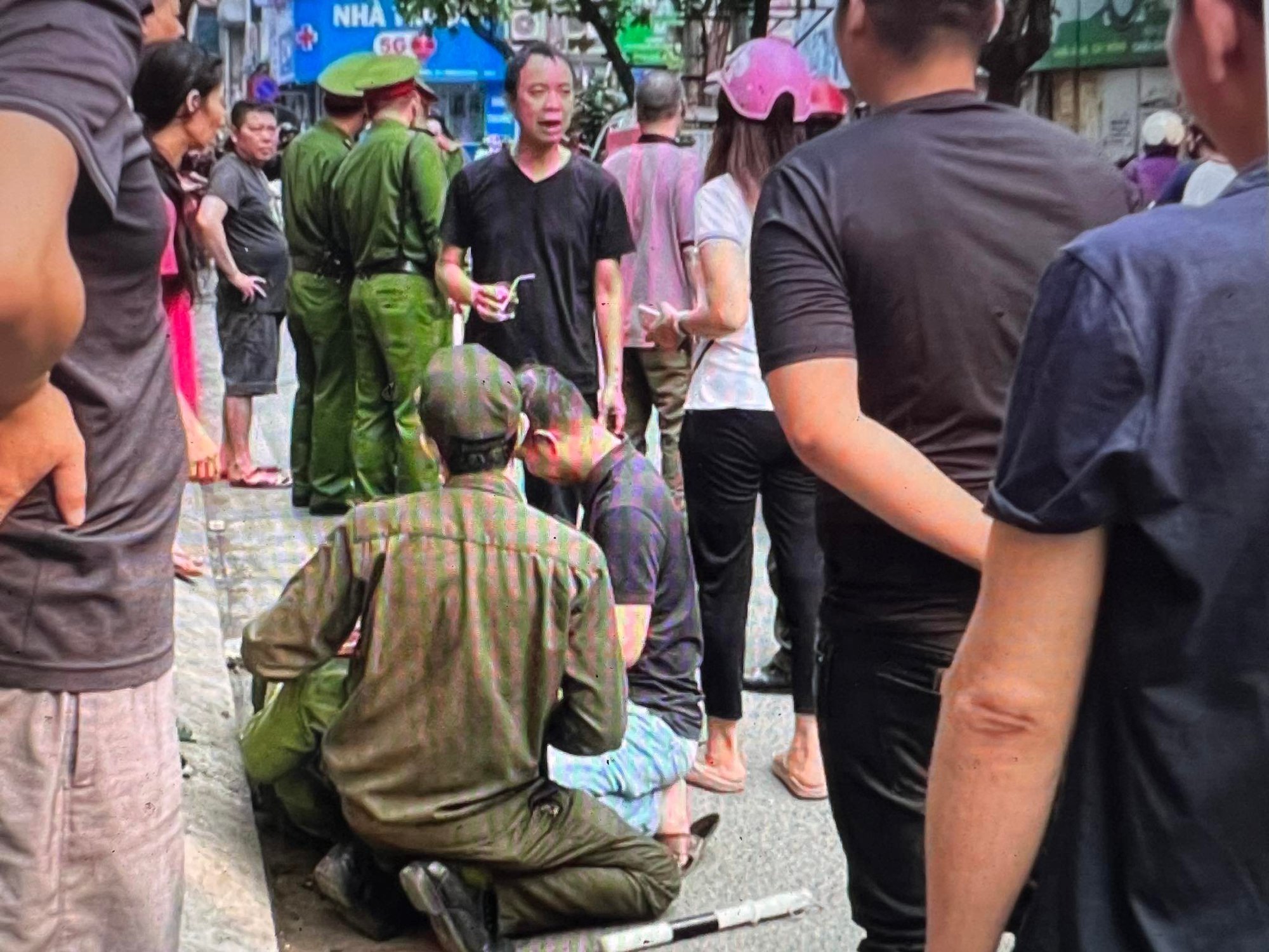 Hà Nội: Truy tìm lái xe hất công an lên nóc capo khi bị xử lý đi vào đường cấm - Ảnh 1.