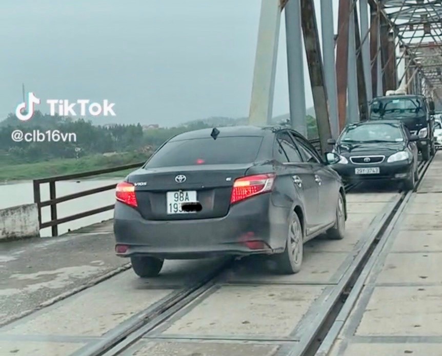 CSGT Bắc Giang xử lý nghiêm lái xe cố tình vượt cầu chung khi đèn đỏ đã bật sáng - Ảnh 1. CSGT Bắc Giang xử lý nghiêm lái xe cố tình vượt cầu chung khi đèn đỏ đã bật sáng - Ảnh 1.