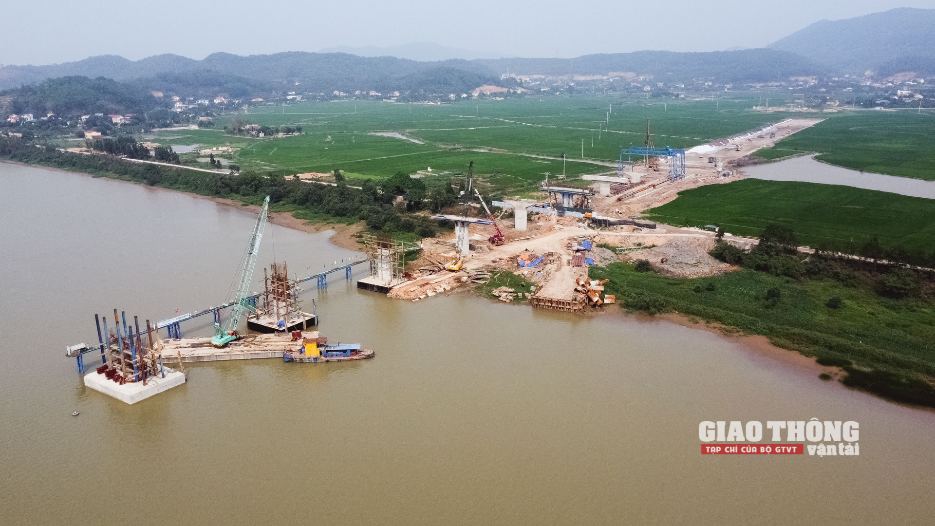 Ảnh: Nhà thầu mạnh tăng tốc thi công cầu Đồng Việt vượt lũ tiểu mãn - Ảnh 1.