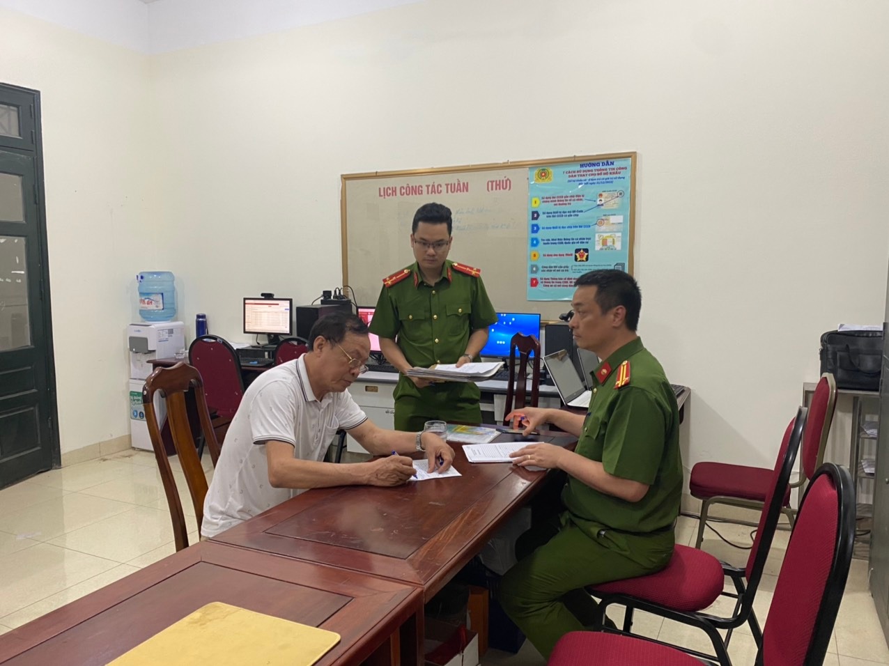 Hà Nội: Khởi tố hình sự lái xe gây TNGT liên hoàn tại ngã tư Võ Chí Công  - Ảnh 1.