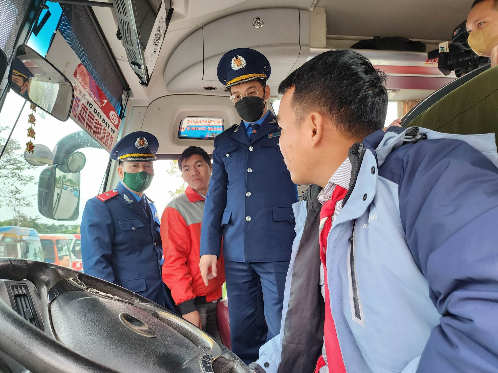 Hà Nội: Sẽ thu hồi phù hiệu xe ô tô chở khách không truyền dữ liệu giám sát - Ảnh 1. Hà Nội: Sẽ thu hồi phù hiệu xe ô tô chở khách không truyền dữ liệu giám sát - Ảnh 1.