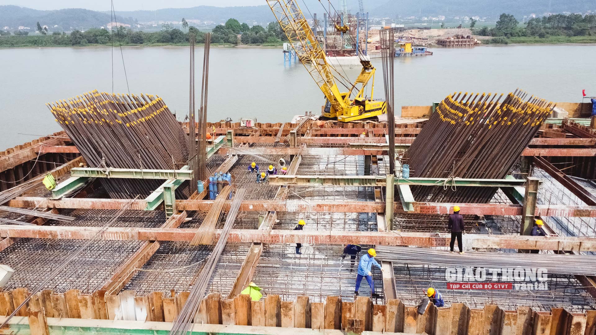 Phóng sự ảnh: Toàn cảnh thi công cầu dây văng đầu tiên ở Bắc Giang vượt sông Thương - Ảnh 5.