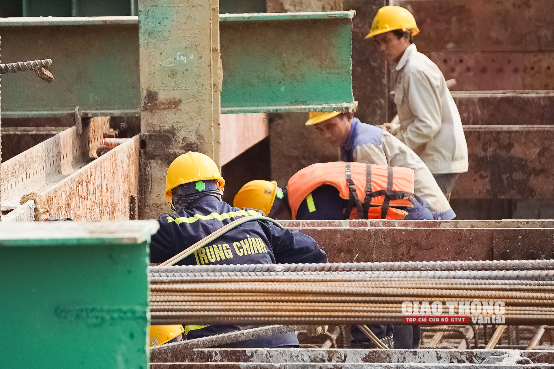 Phóng sự ảnh: Toàn cảnh thi công cầu dây văng đầu tiên ở Bắc Giang vượt sông Thương - Ảnh 12.