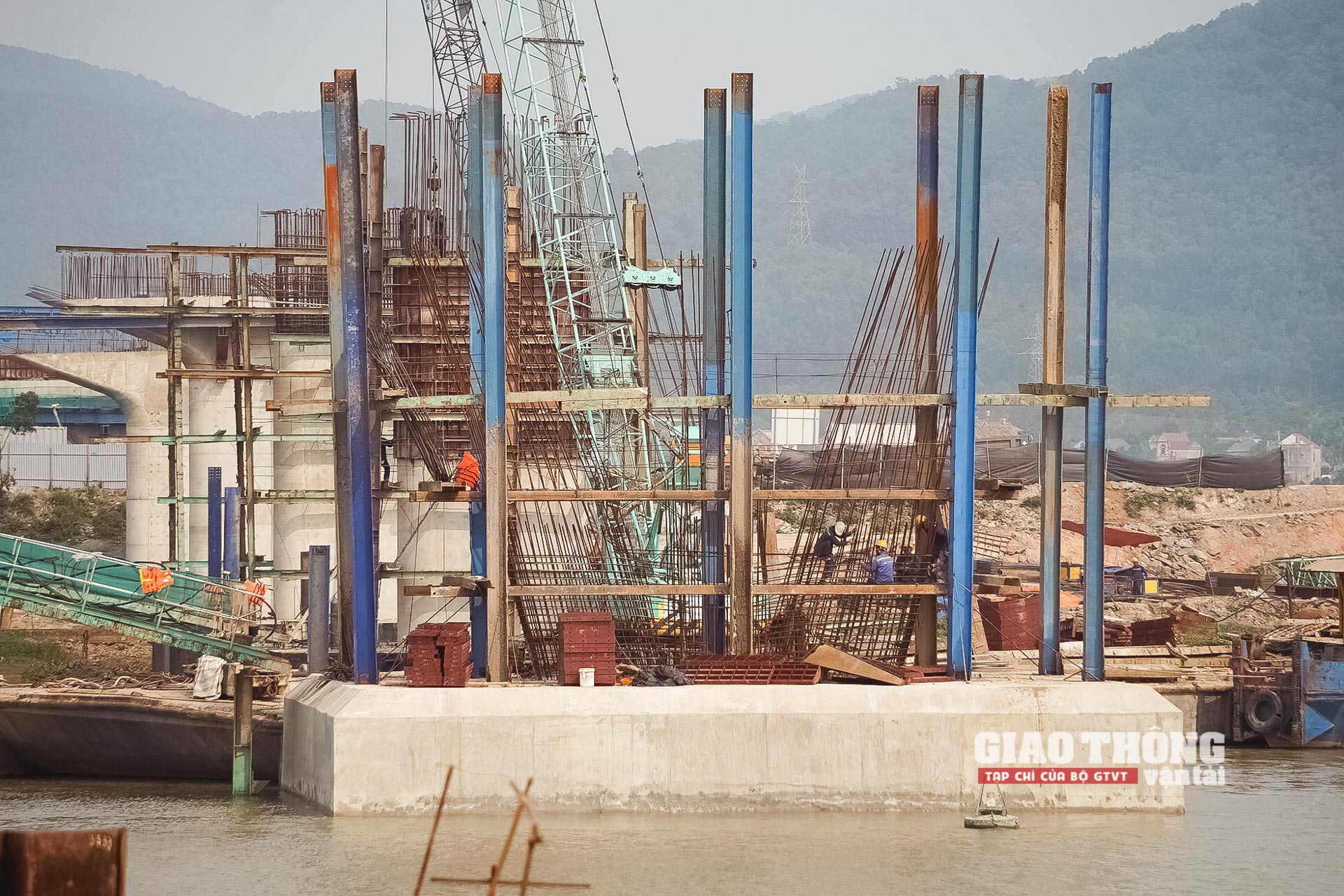 Phóng sự ảnh: Toàn cảnh thi công cầu dây văng đầu tiên ở Bắc Giang vượt sông Thương - Ảnh 11.