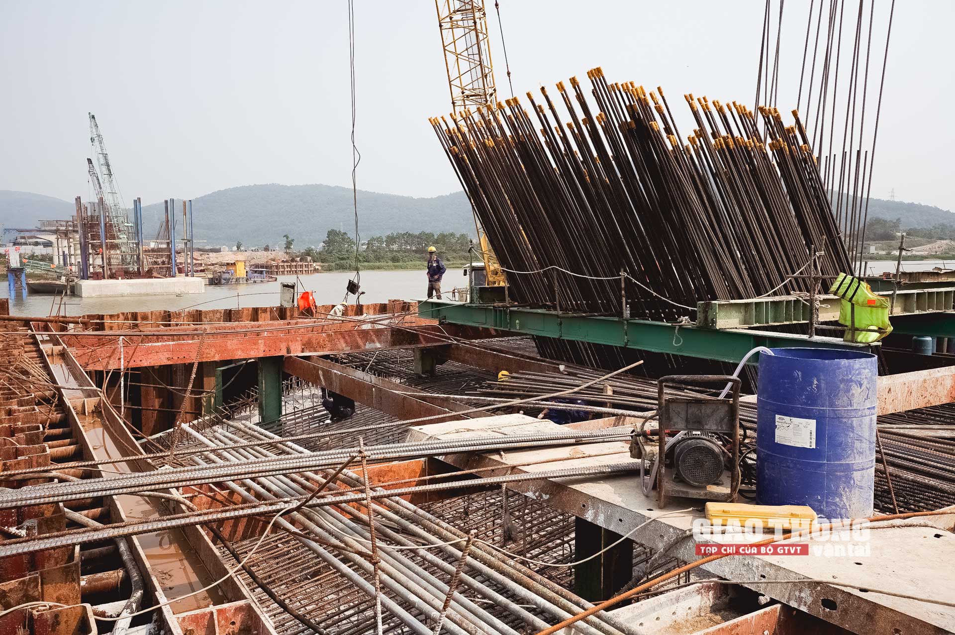 Ảnh: Nhà thầu mạnh tăng tốc thi công cầu Đồng Việt vượt lũ tiểu mãn - Ảnh 8.