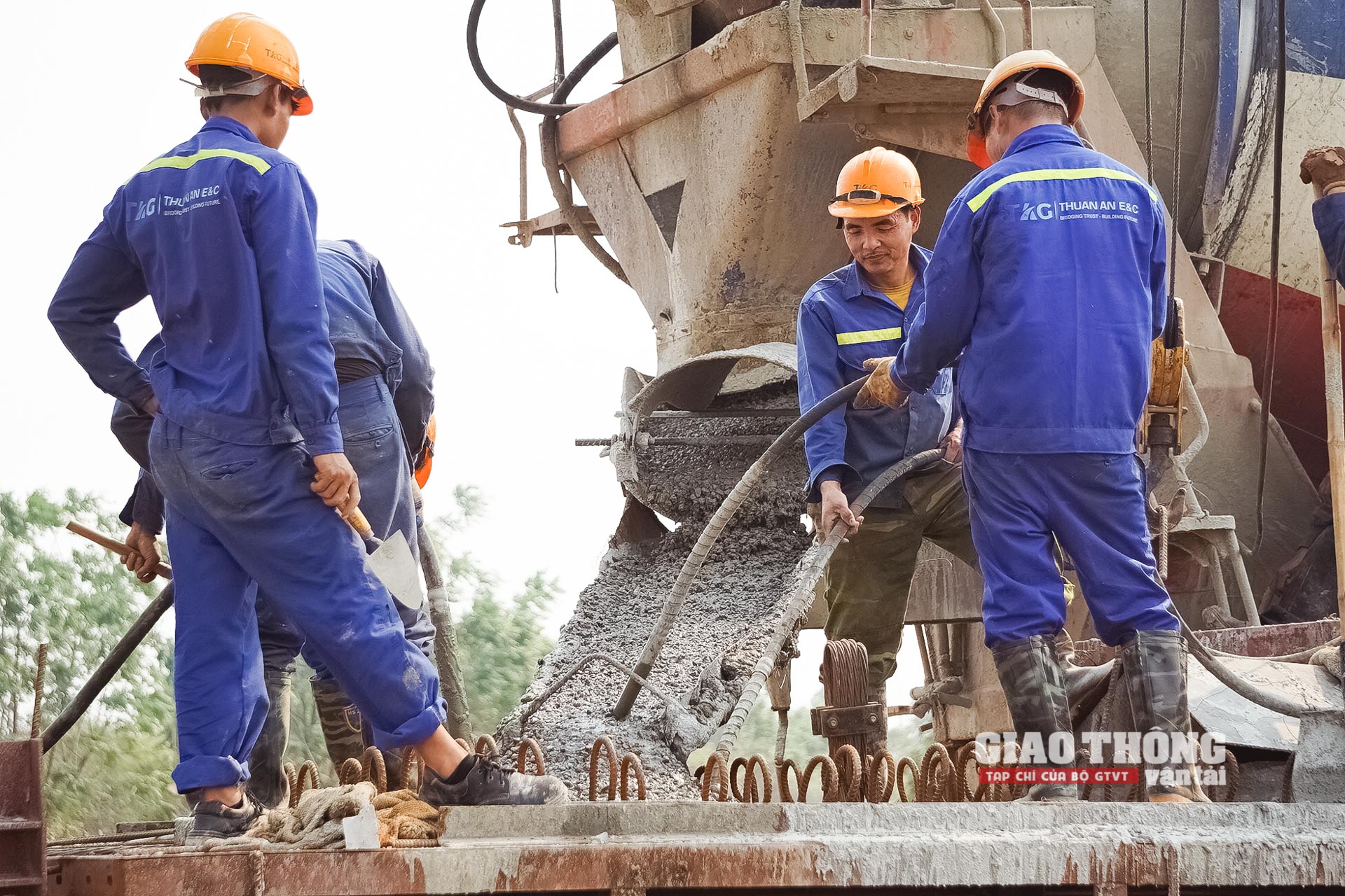 Phóng sự ảnh: Toàn cảnh thi công cầu dây văng đầu tiên ở Bắc Giang vượt sông Thương - Ảnh 9.