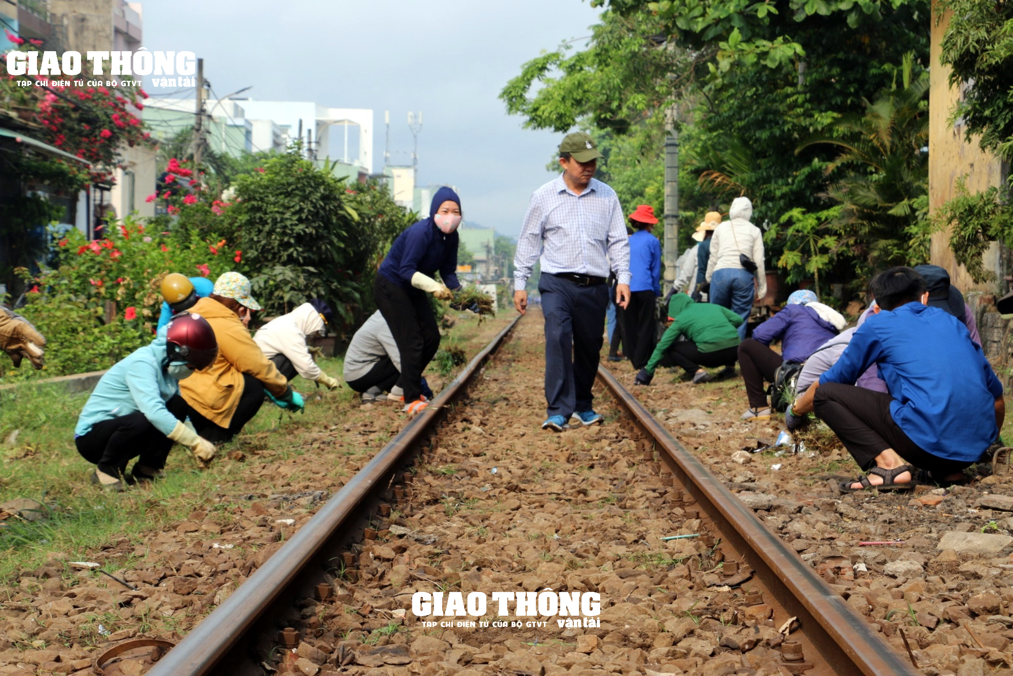 Cận cảnh "Đường tàu, đường hoa" khu vực ga Đà Nẵng - Ảnh 2.