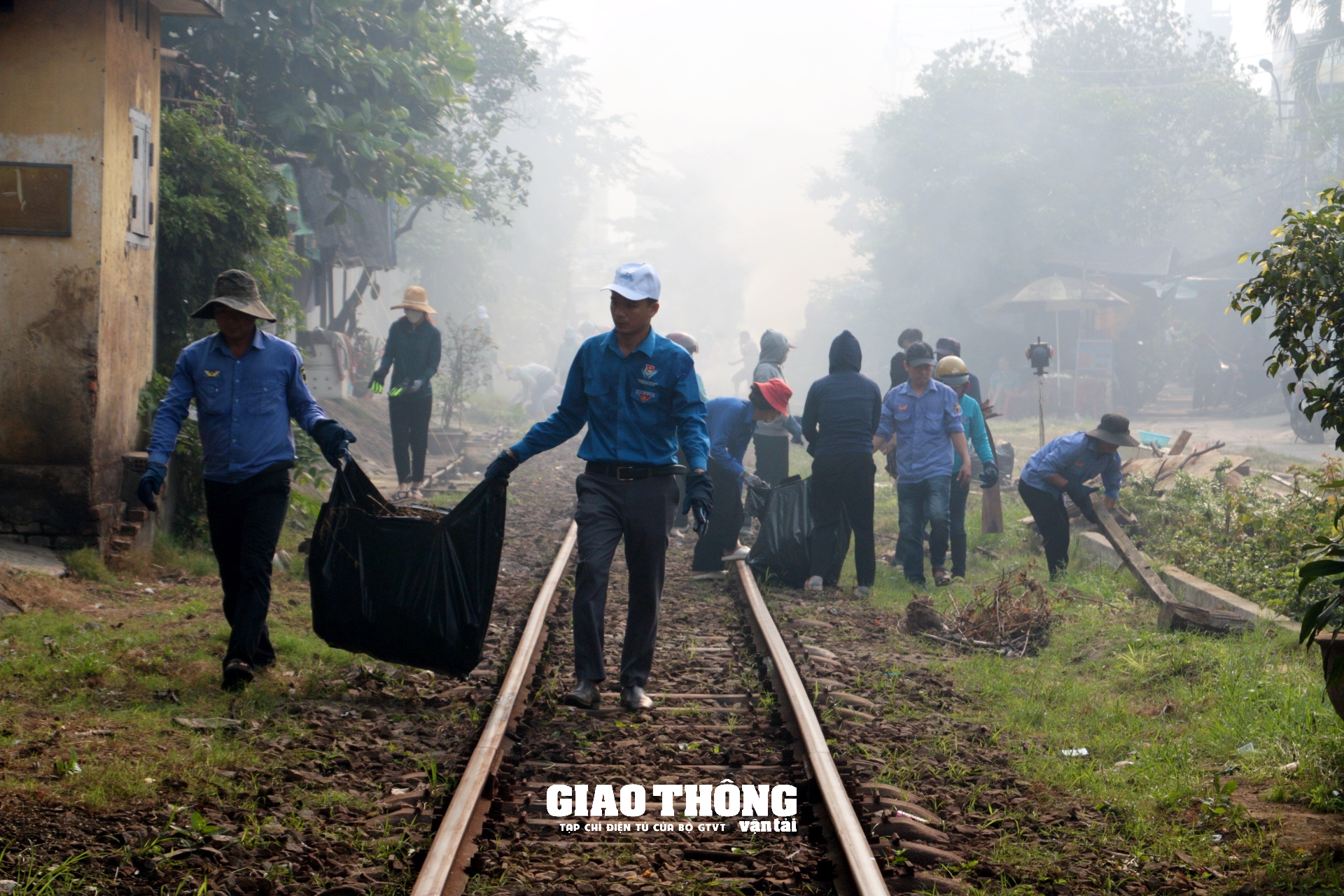 Cận cảnh "Đường tàu, đường hoa" khu vực ga Đà Nẵng - Ảnh 5.
