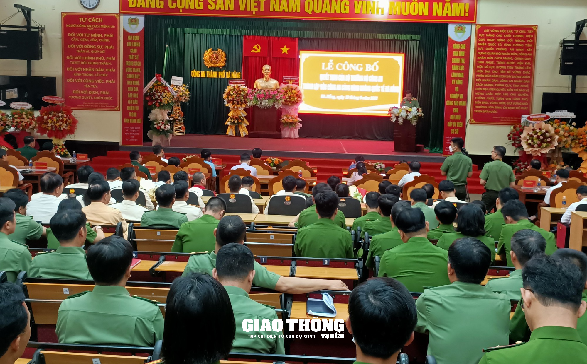 Giám đốc Công an Đà Nẵng chỉ đạo "nóng" dẹp xe dù, xe cóc ở Cảng hàng không quốc tế Đà Nẵng - Ảnh 1.