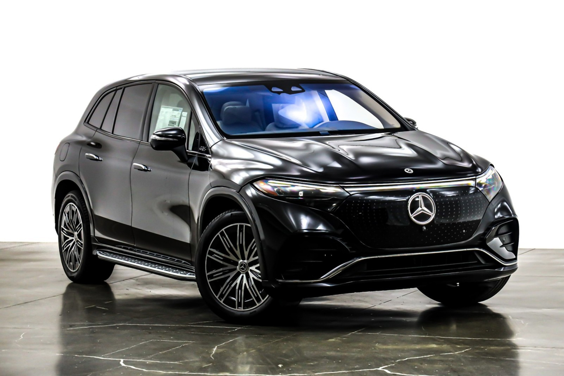 Mercedes EQS là mẫu SUV điện lớn nhất của hãng ô tô đến từ nước Đức.