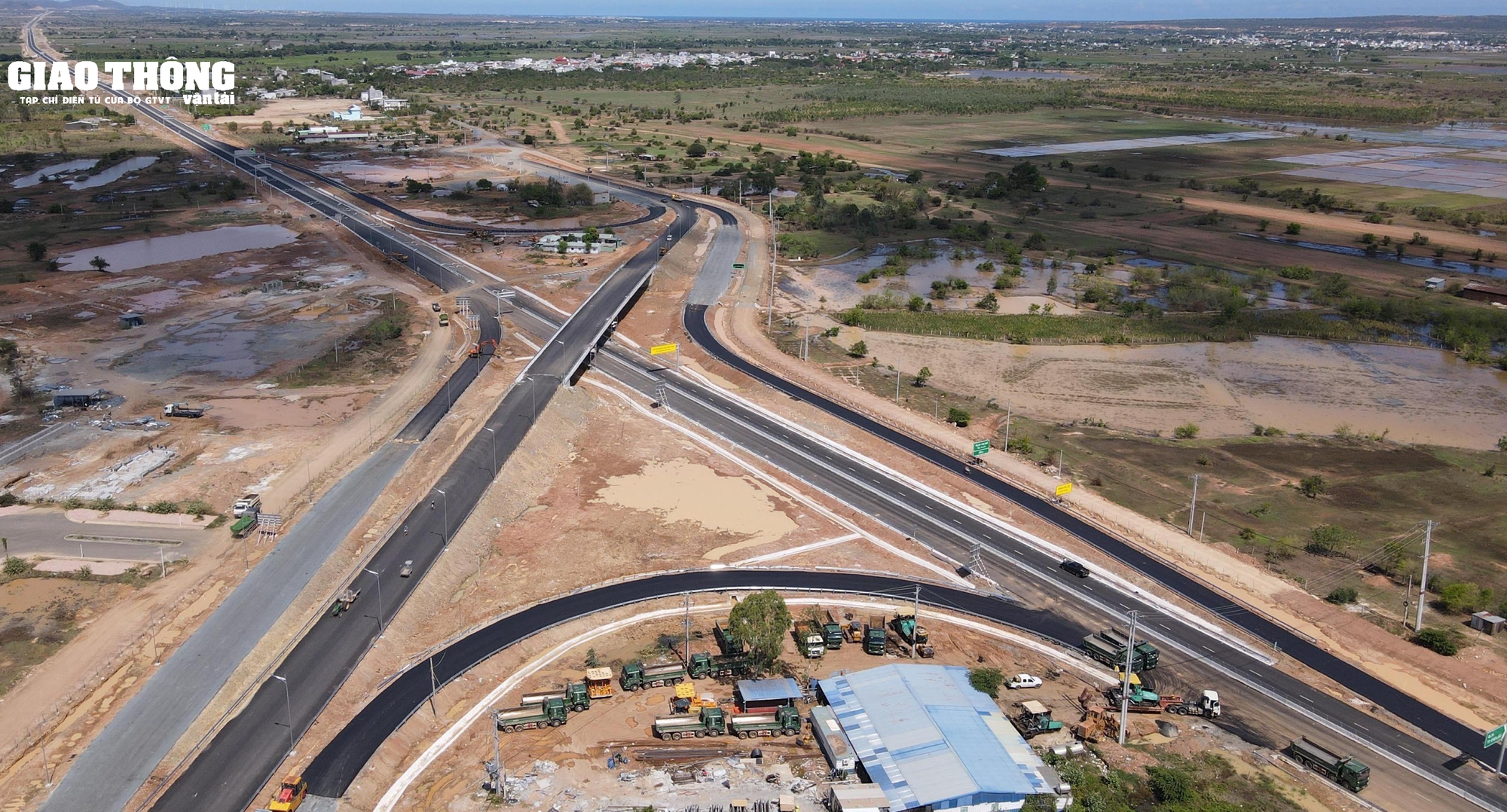 Ngắm tuyến cao tốc gặp nhiều khó khăn từ mỏ vật liệu đã được hoàn thành - Ảnh 9.