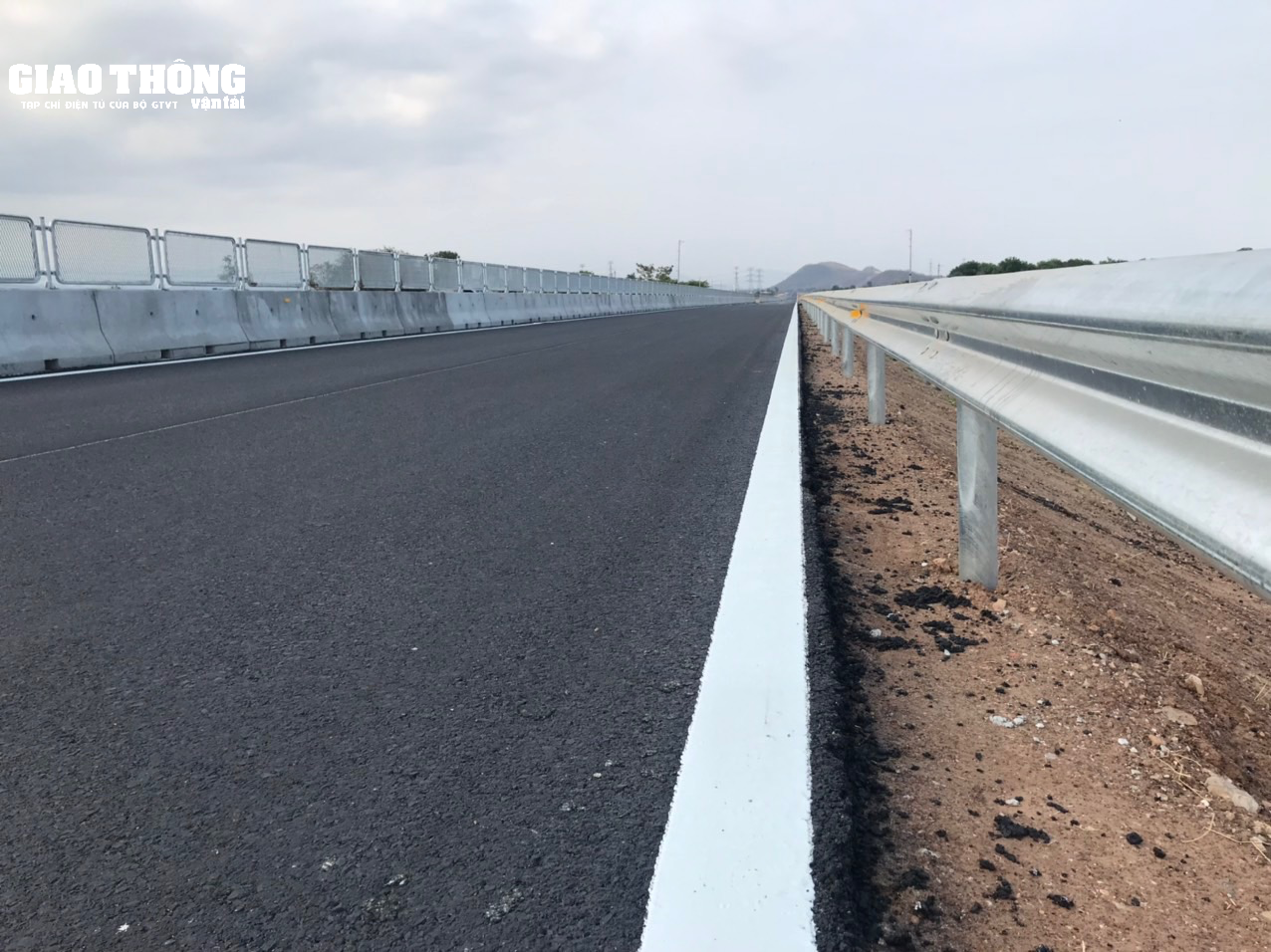 Ngắm tuyến cao tốc gặp nhiều khó khăn từ mỏ vật liệu đã được hoàn thành - Ảnh 3.