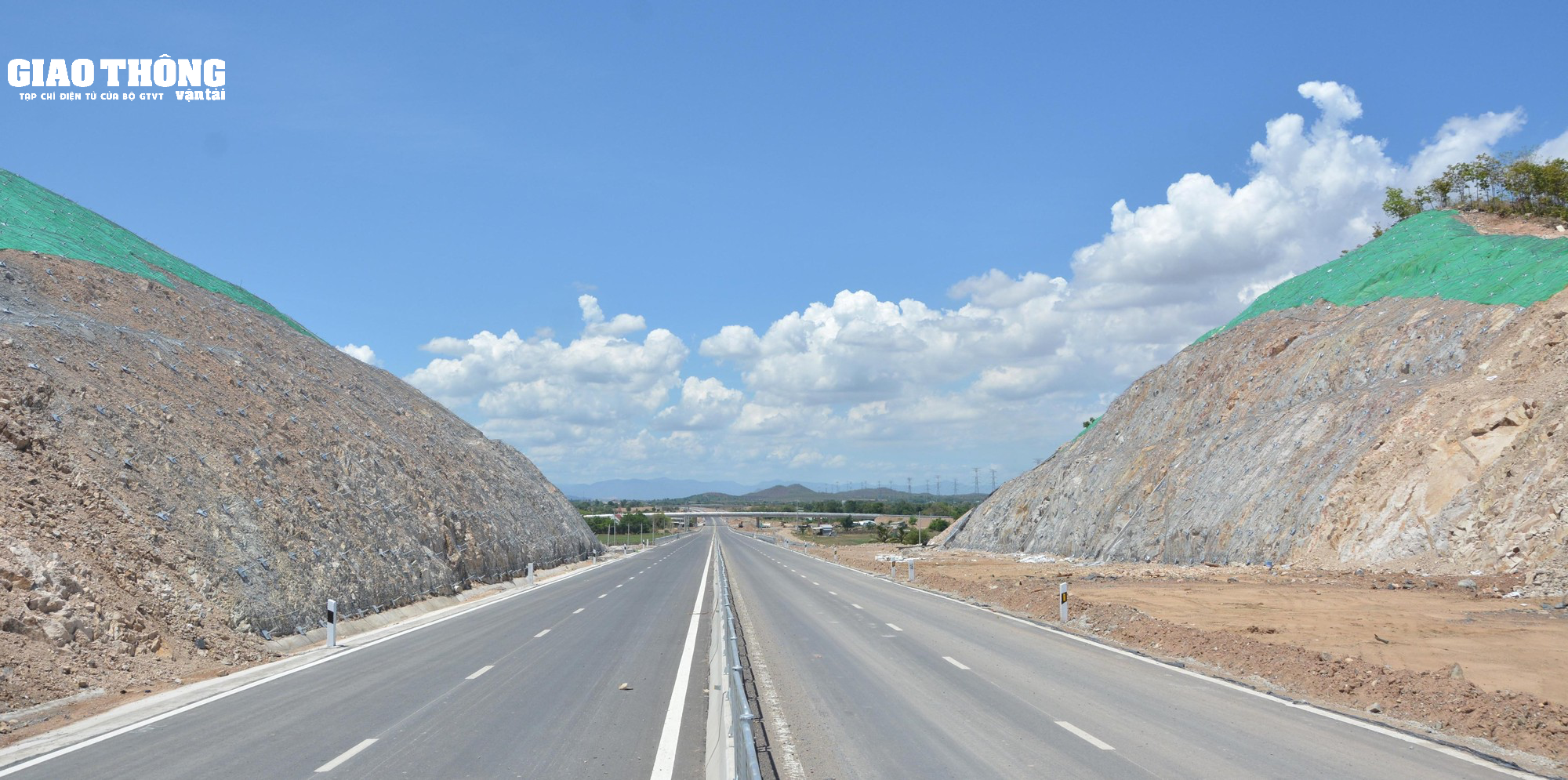 Ngắm tuyến cao tốc gặp nhiều khó khăn từ mỏ vật liệu đã được hoàn thành - Ảnh 5.
