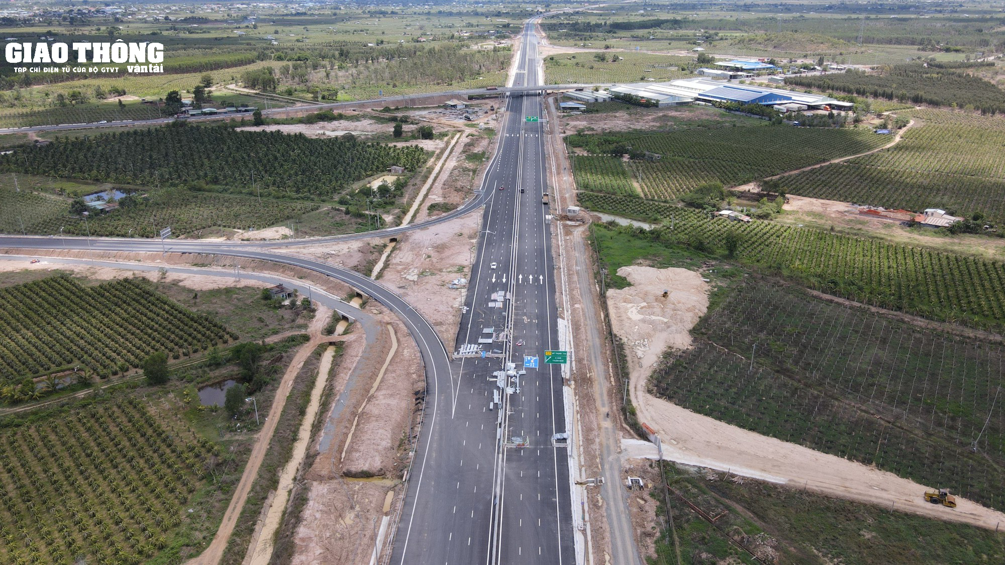 Ngắm tuyến cao tốc gặp nhiều khó khăn từ mỏ vật liệu đã được hoàn thành - Ảnh 6.