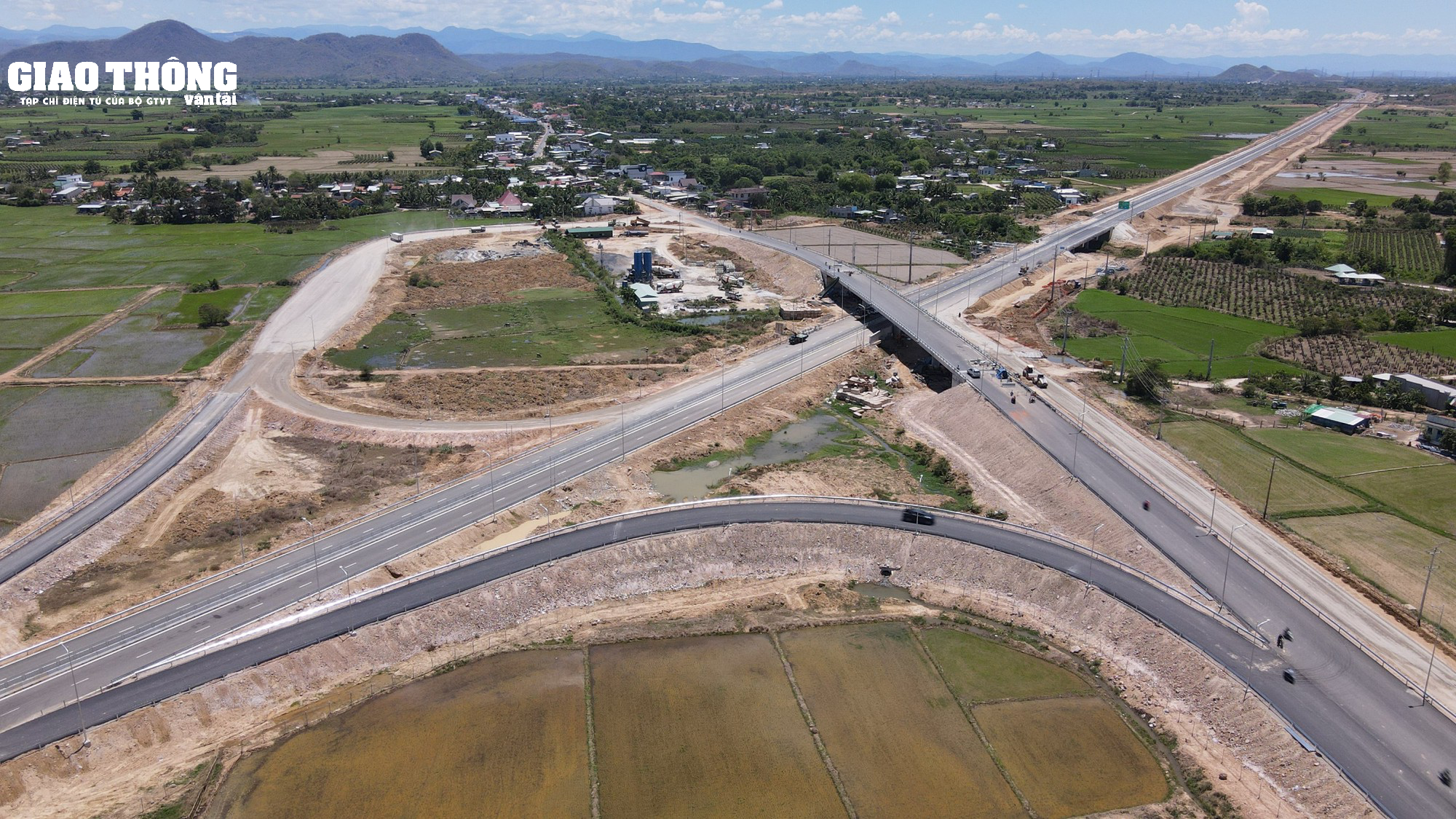 Ngắm tuyến cao tốc gặp nhiều khó khăn từ mỏ vật liệu đã được hoàn thành - Ảnh 7.