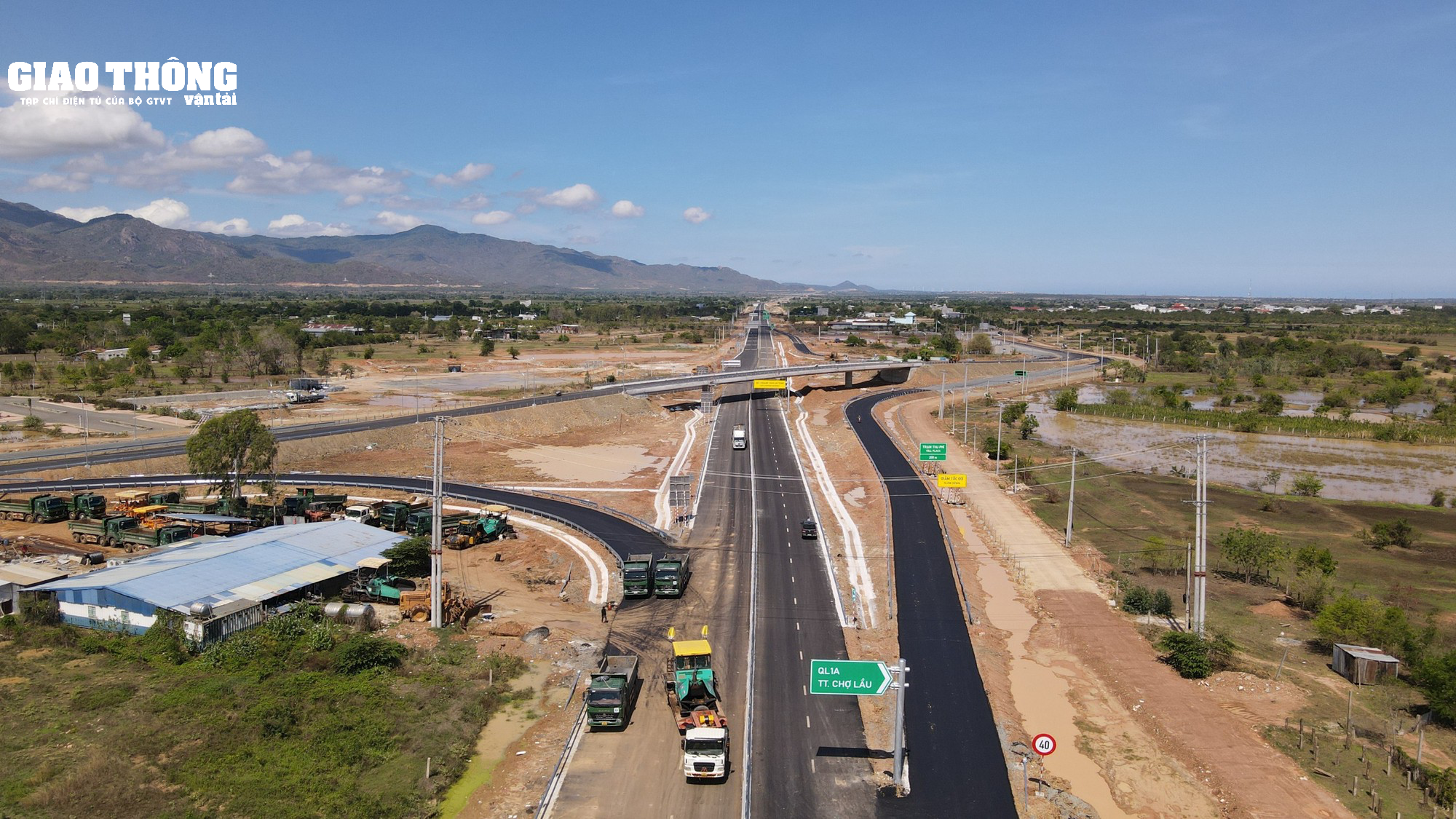Ngắm tuyến cao tốc gặp nhiều khó khăn từ mỏ vật liệu đã được hoàn thành - Ảnh 2.