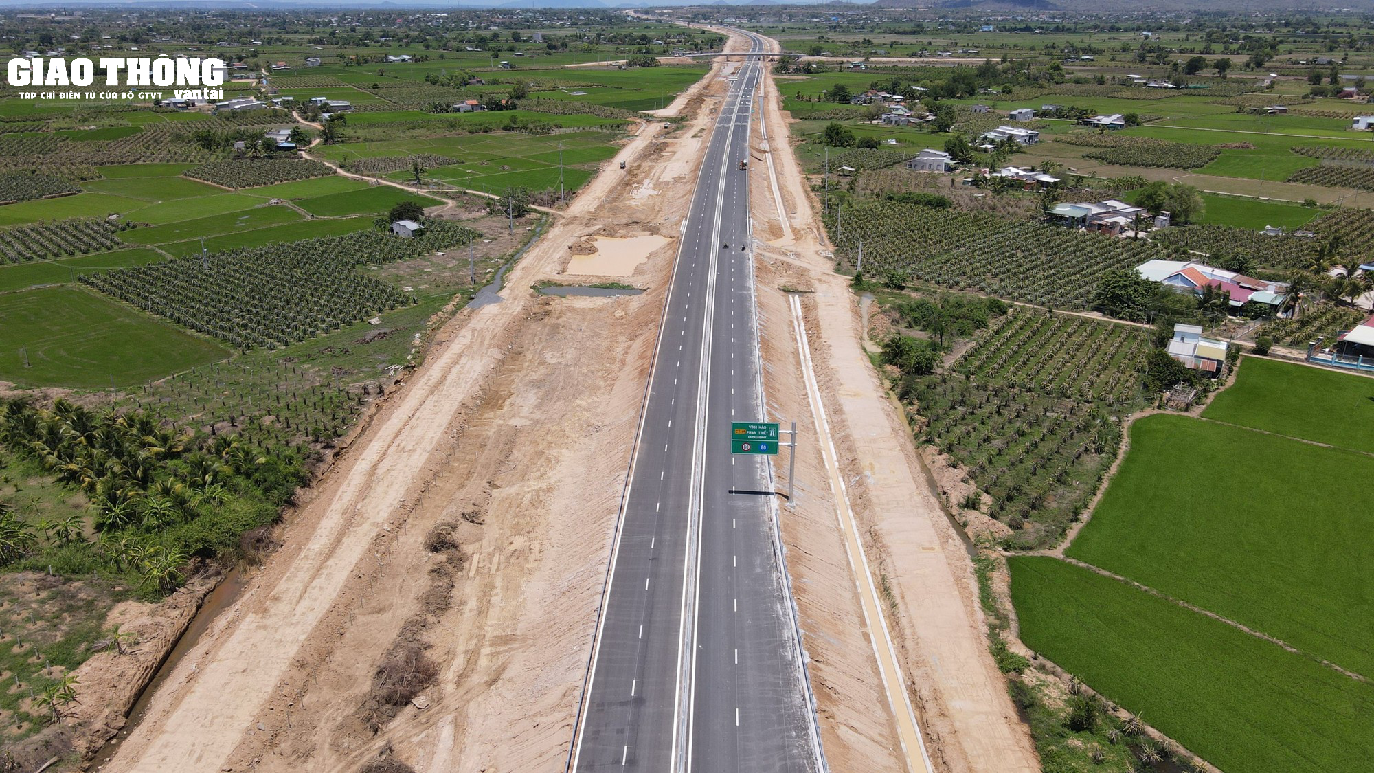 Ngắm tuyến cao tốc gặp nhiều khó khăn từ mỏ vật liệu đã được hoàn thành - Ảnh 1.