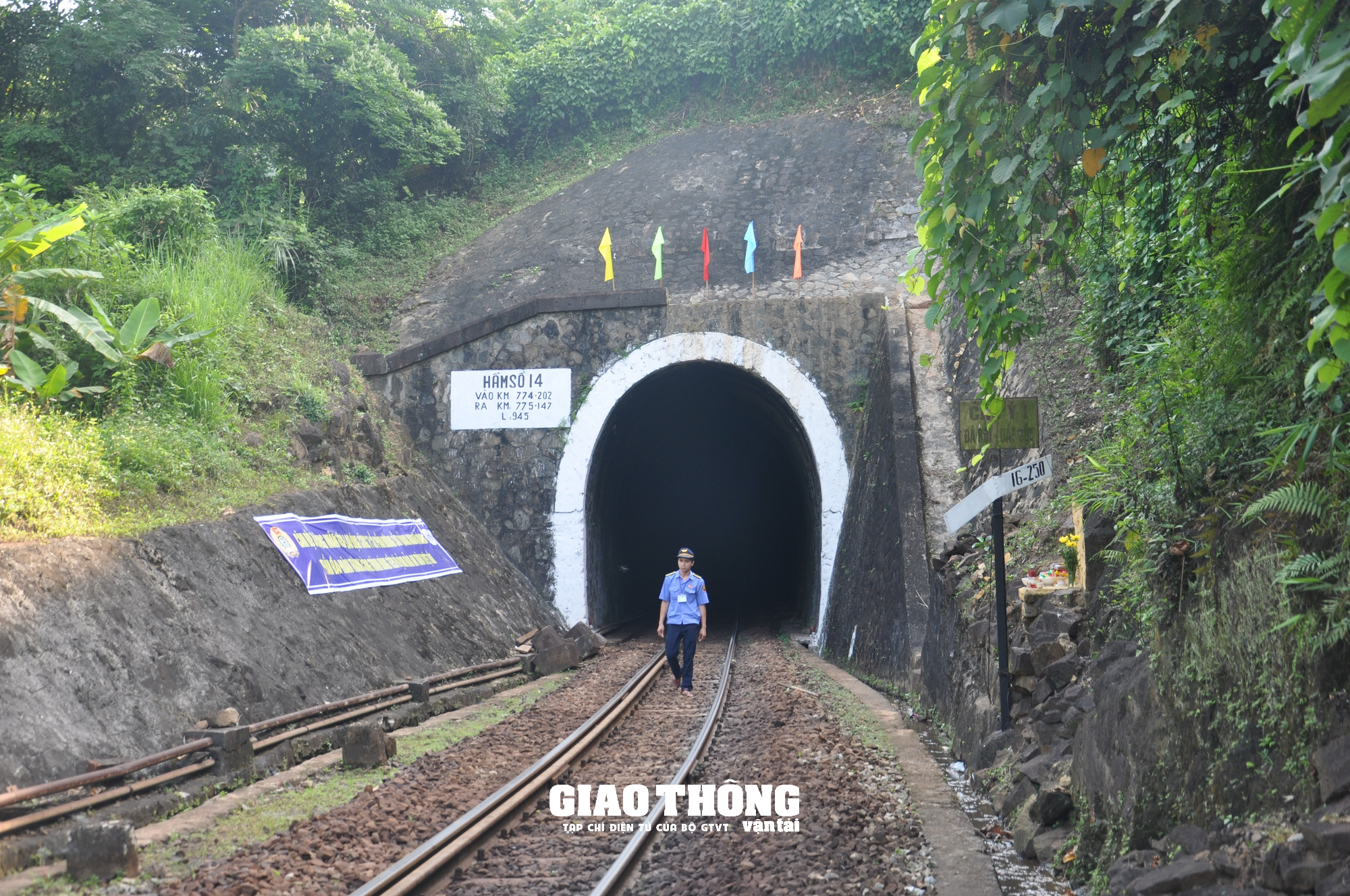 Khởi công sửa chữa đường trong công trình hầm đường sắt dài nhất Việt Nam - Ảnh 3. Khởi công sửa chữa đường trong công trình hầm đường sắt dài nhất Việt Nam - Ảnh 3.