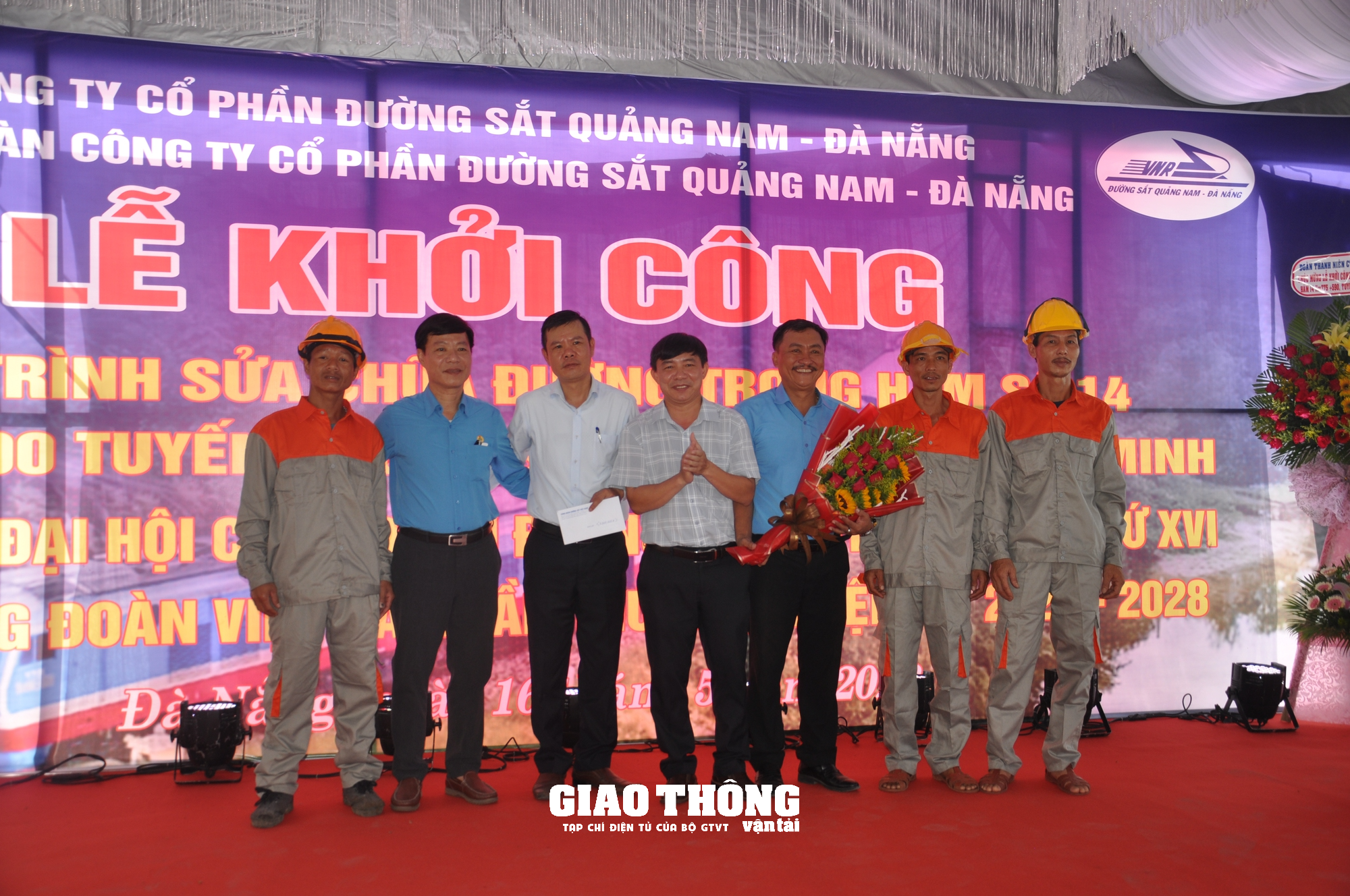 Khởi công sửa chữa đường trong công trình hầm đường sắt dài nhất Việt Nam - Ảnh 6. Khởi công sửa chữa đường trong công trình hầm đường sắt dài nhất Việt Nam - Ảnh 6.