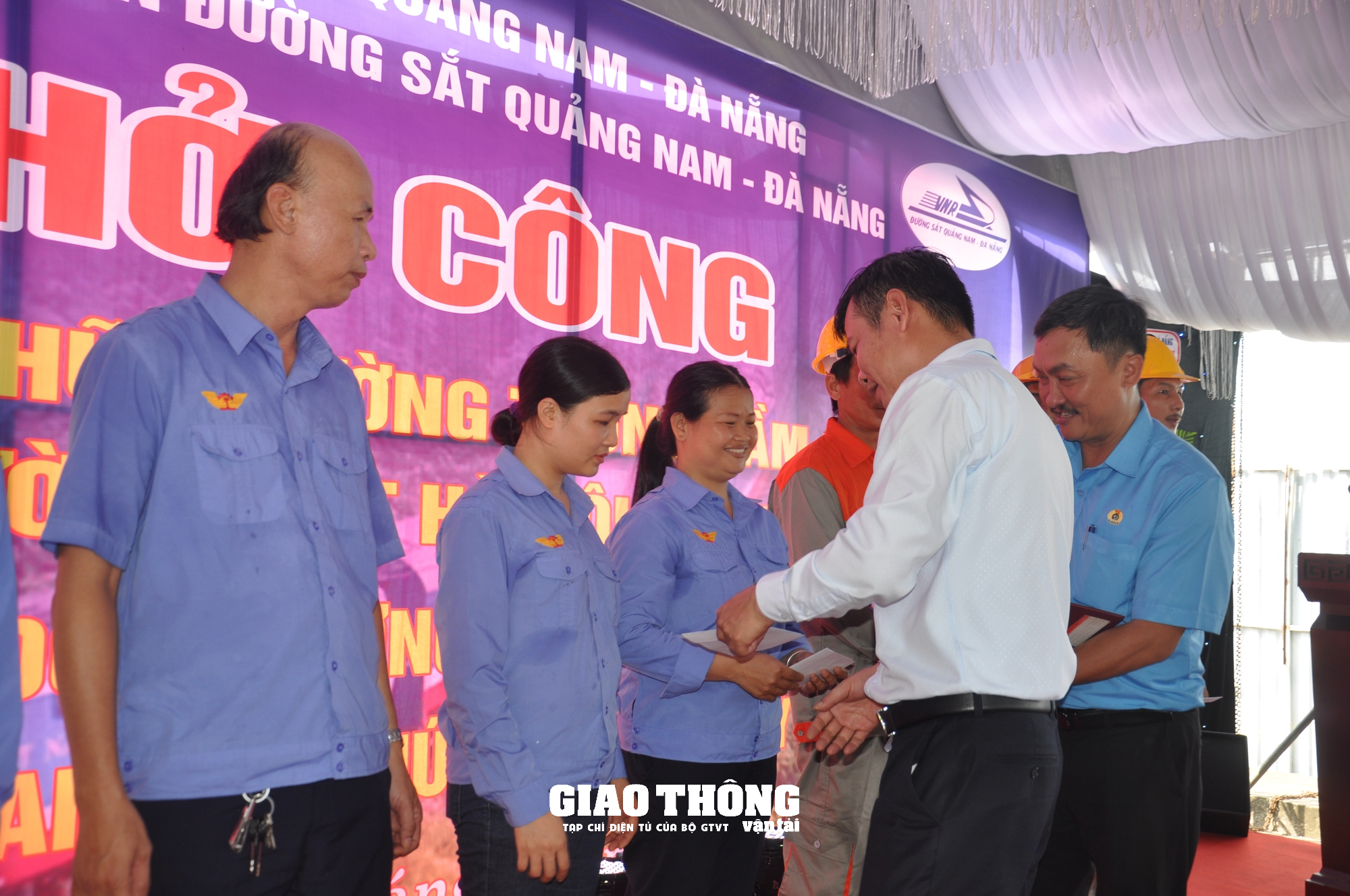 Khởi công sửa chữa đường trong công trình hầm đường sắt dài nhất Việt Nam - Ảnh 7. Khởi công sửa chữa đường trong công trình hầm đường sắt dài nhất Việt Nam - Ảnh 7.