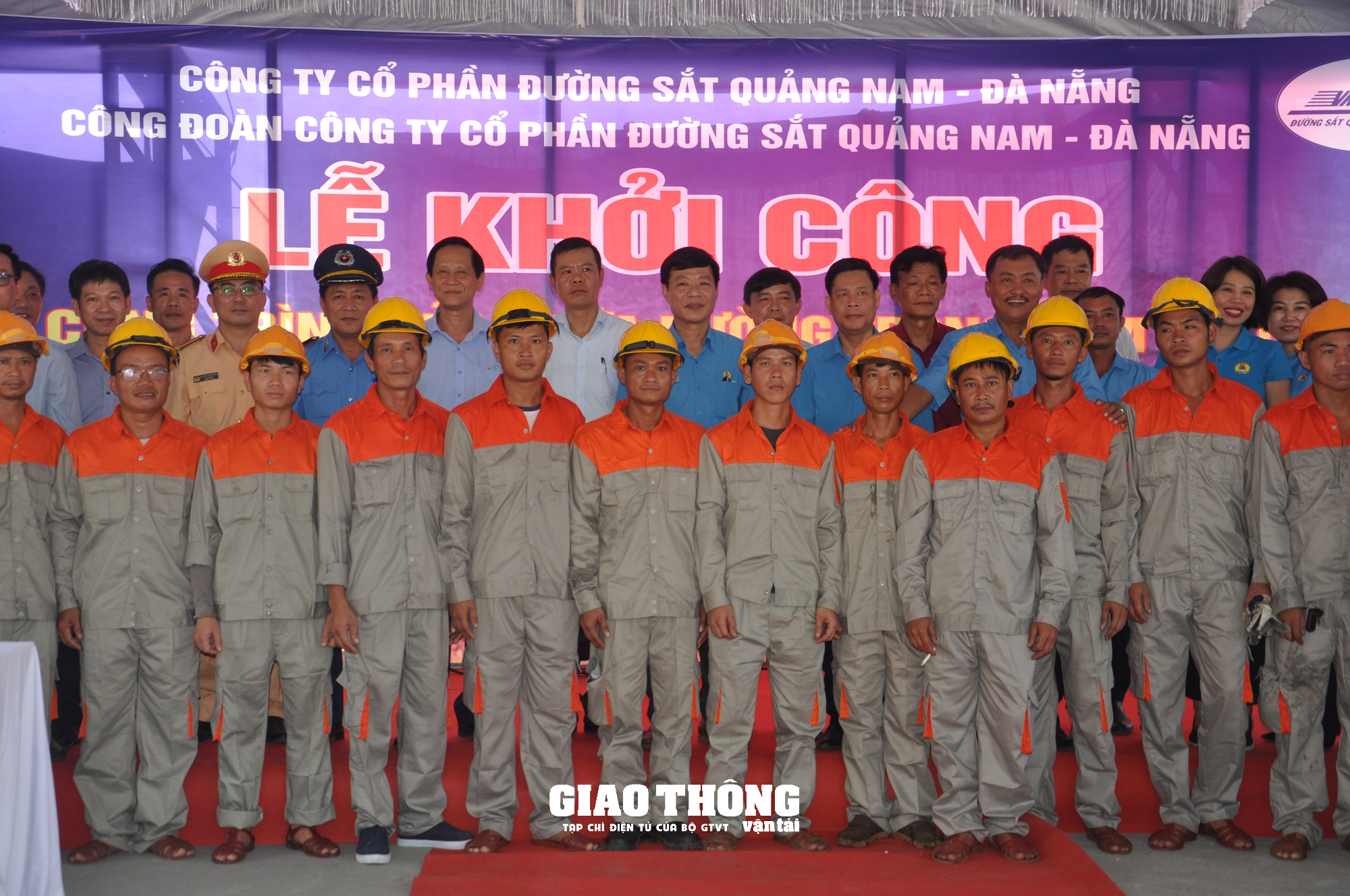 Khởi công sửa chữa đường trong công trình hầm đường sắt dài nhất Việt Nam - Ảnh 9. Khởi công sửa chữa đường trong công trình hầm đường sắt dài nhất Việt Nam - Ảnh 9.