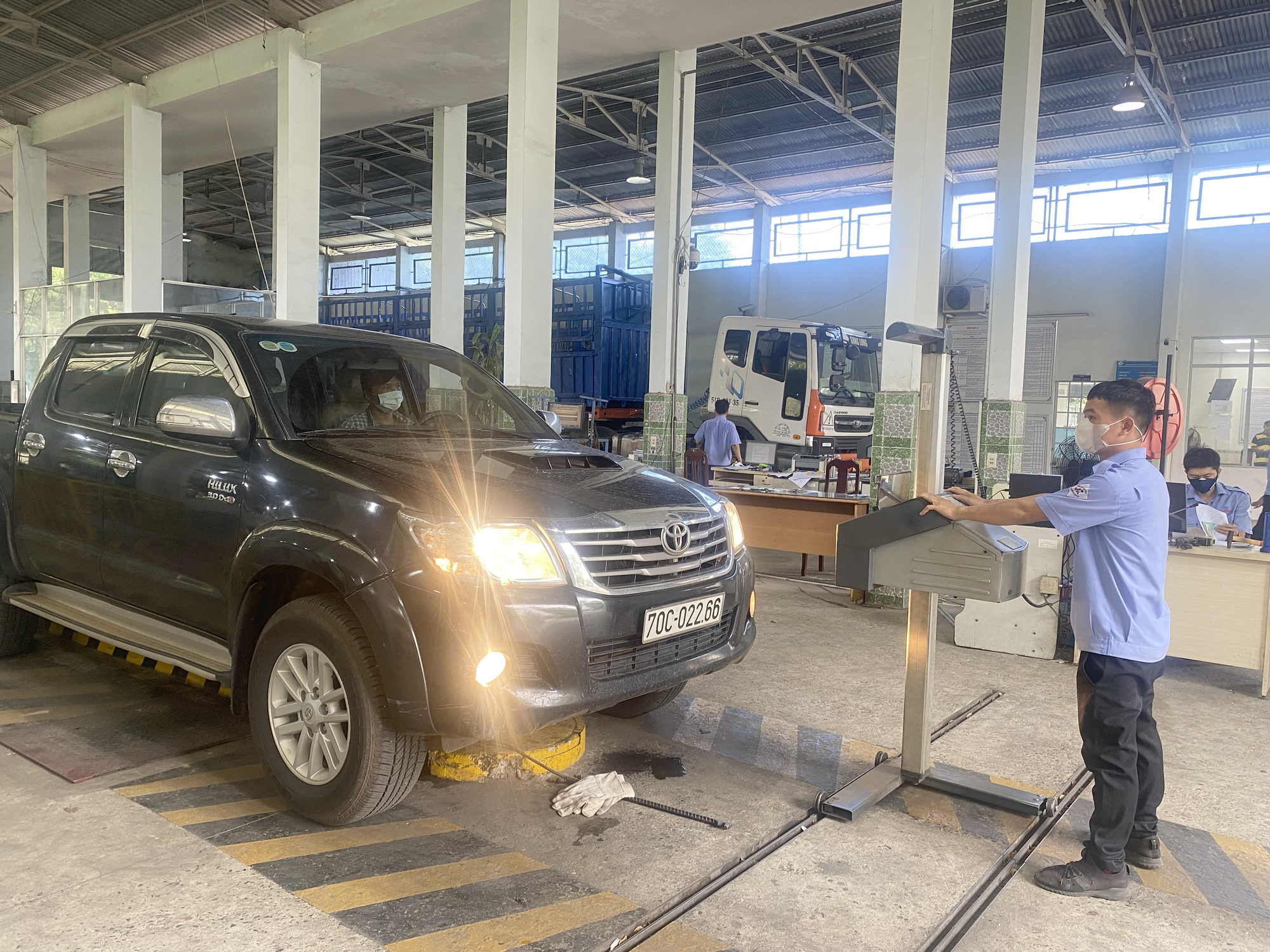 Tây Ninh đăng kiểm tăng đột biến do phương tiện từ nơi khác đổ về - Ảnh 2.