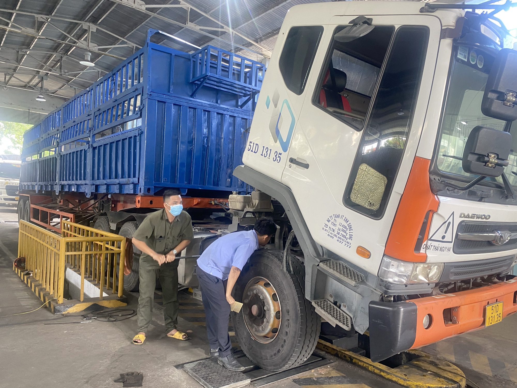 Tây Ninh đăng kiểm tăng đột biến do phương tiện từ nơi khác đổ về - Ảnh 3.