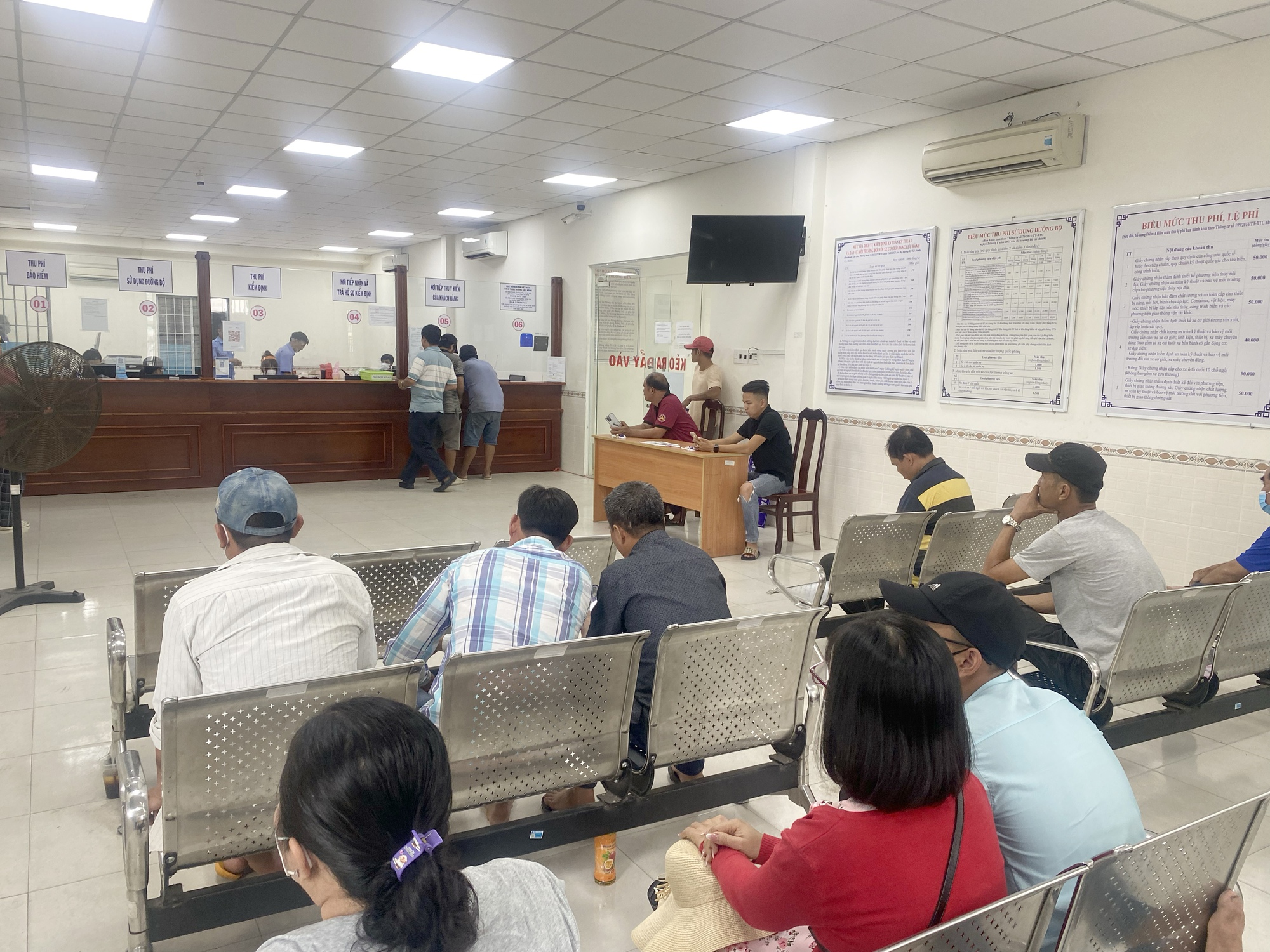 Tây Ninh đăng kiểm tăng đột biến do phương tiện từ nơi khác đổ về - Ảnh 4.