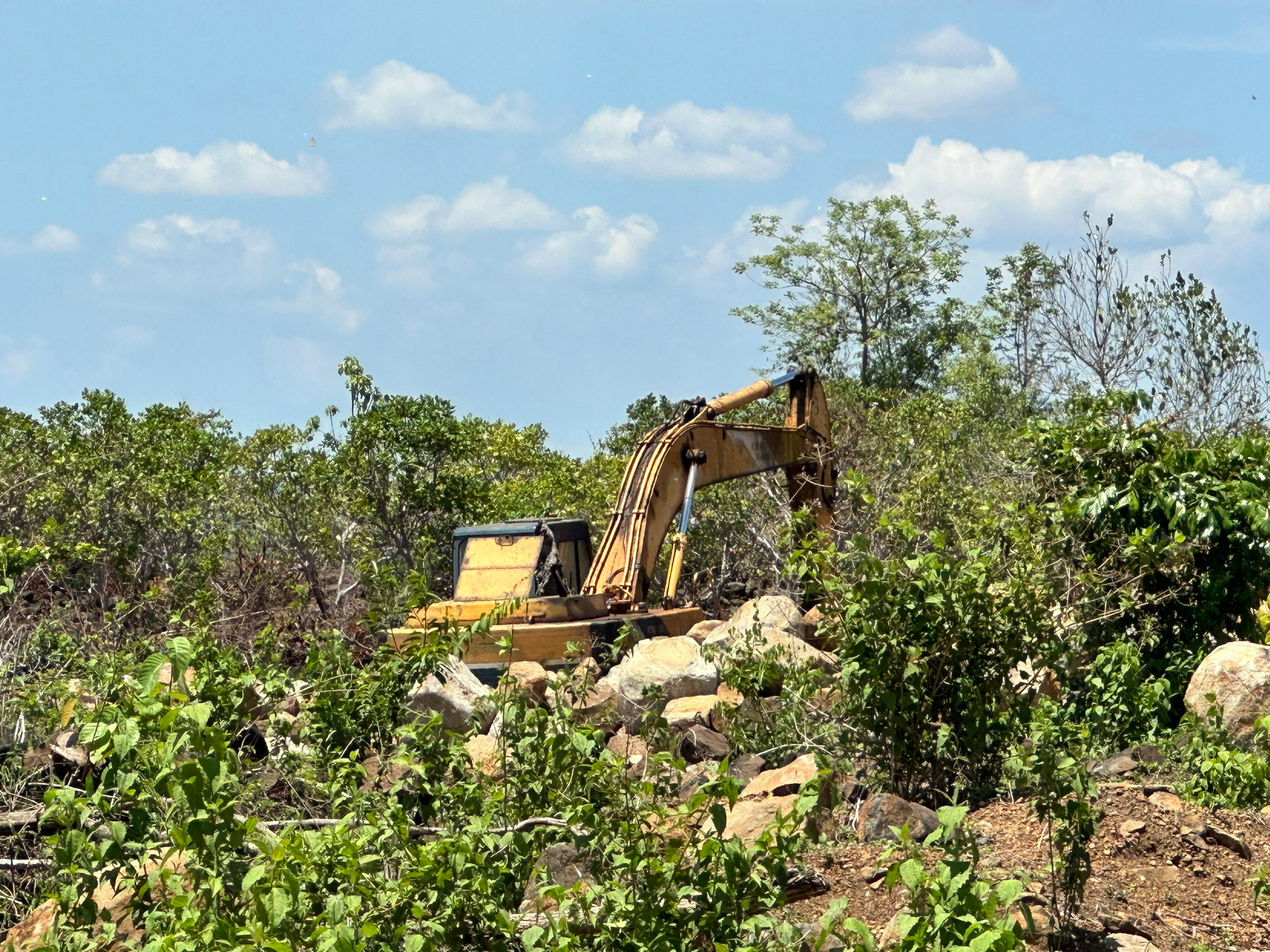 Khai thác đất, đá trái phép san lấp công trình đường tỉnh lộ ở Đắk Lắk - Ảnh 5. Khai thác đất, đá trái phép san lấp công trình đường tỉnh lộ ở Đắk Lắk - Ảnh 5.