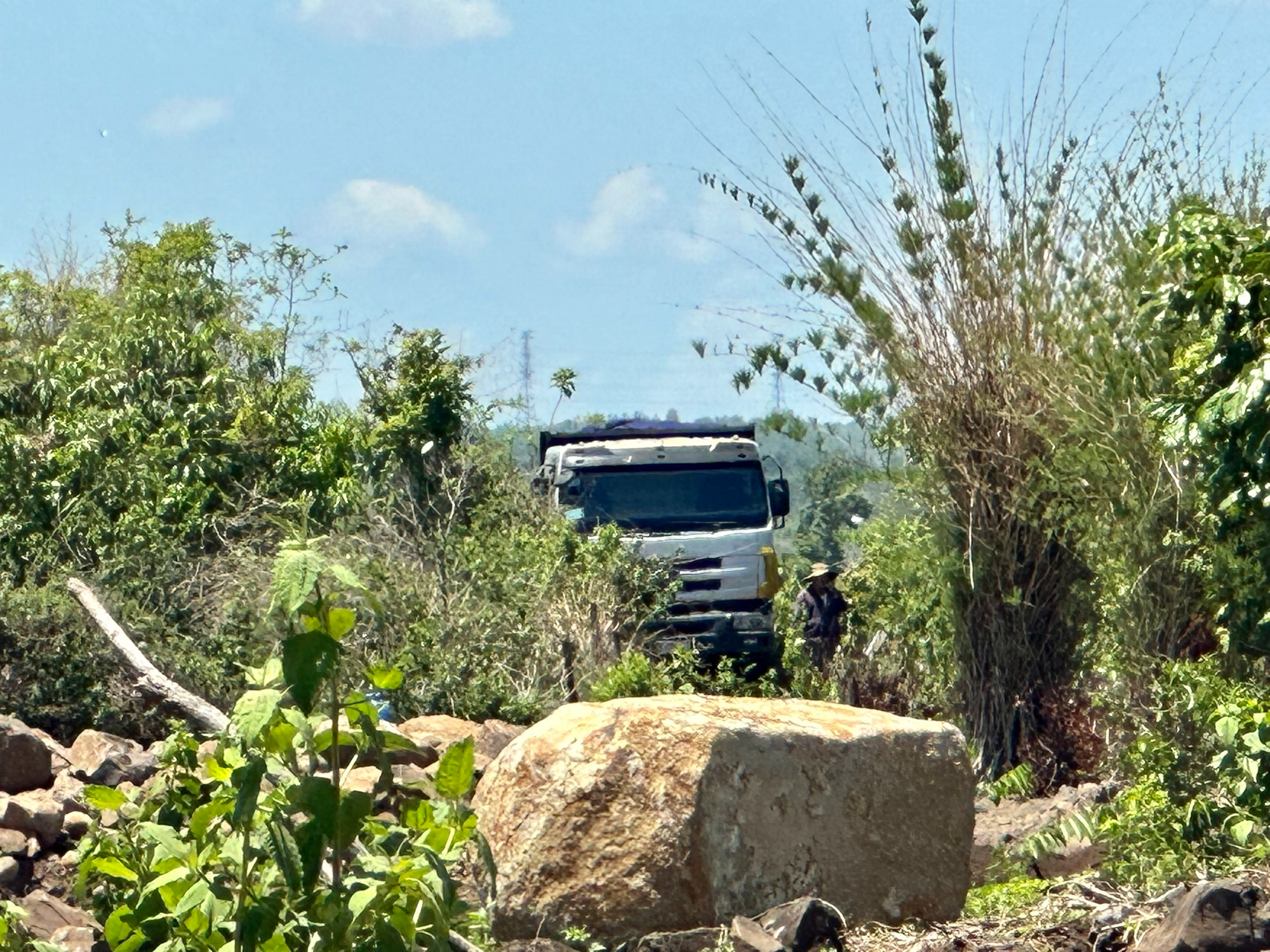 Khai thác đất, đá trái phép san lấp công trình đường tỉnh lộ ở Đắk Lắk - Ảnh 6. Khai thác đất, đá trái phép san lấp công trình đường tỉnh lộ ở Đắk Lắk - Ảnh 6.