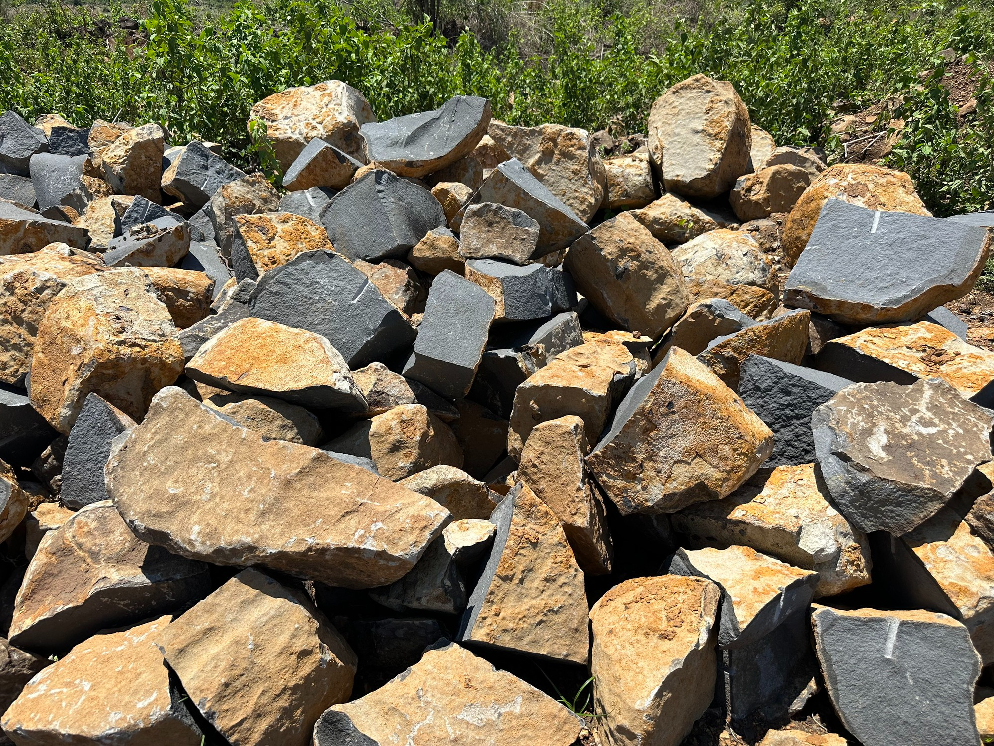 Khai thác đất, đá trái phép san lấp công trình đường tỉnh lộ ở Đắk Lắk - Ảnh 8. Khai thác đất, đá trái phép san lấp công trình đường tỉnh lộ ở Đắk Lắk - Ảnh 8.