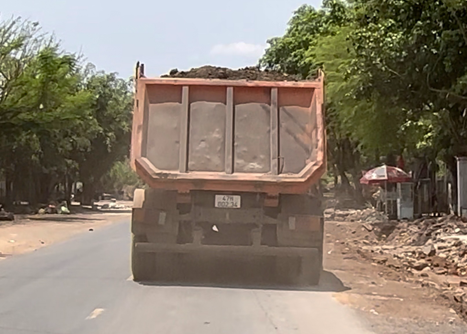 Khai thác đất, đá trái phép san lấp công trình đường tỉnh lộ ở Đắk Lắk - Ảnh 11. Khai thác đất, đá trái phép san lấp công trình đường tỉnh lộ ở Đắk Lắk - Ảnh 11.