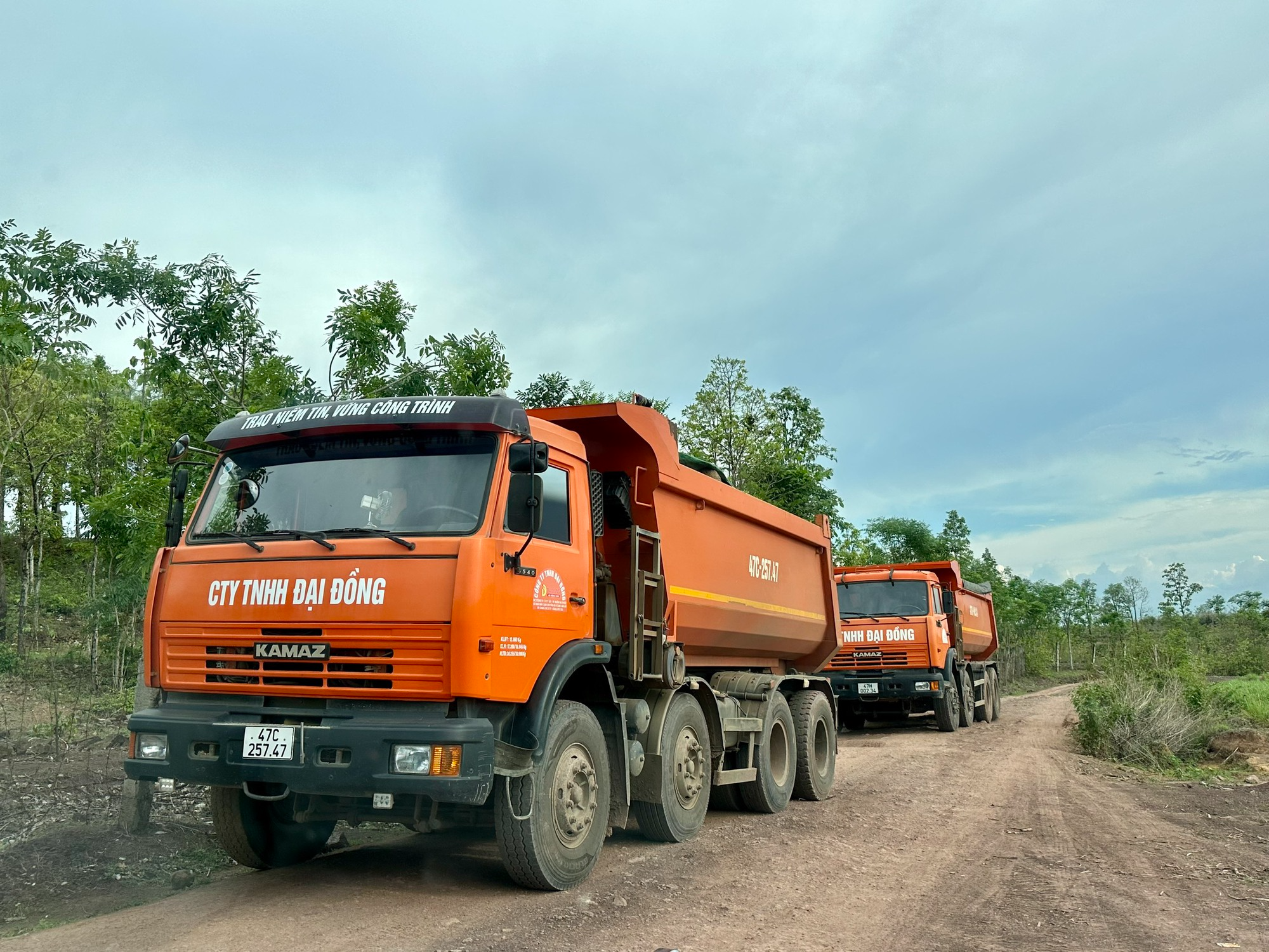 Khai thác đất, đá trái phép san lấp công trình đường tỉnh lộ ở Đắk Lắk - Ảnh 12. Khai thác đất, đá trái phép san lấp công trình đường tỉnh lộ ở Đắk Lắk - Ảnh 12.