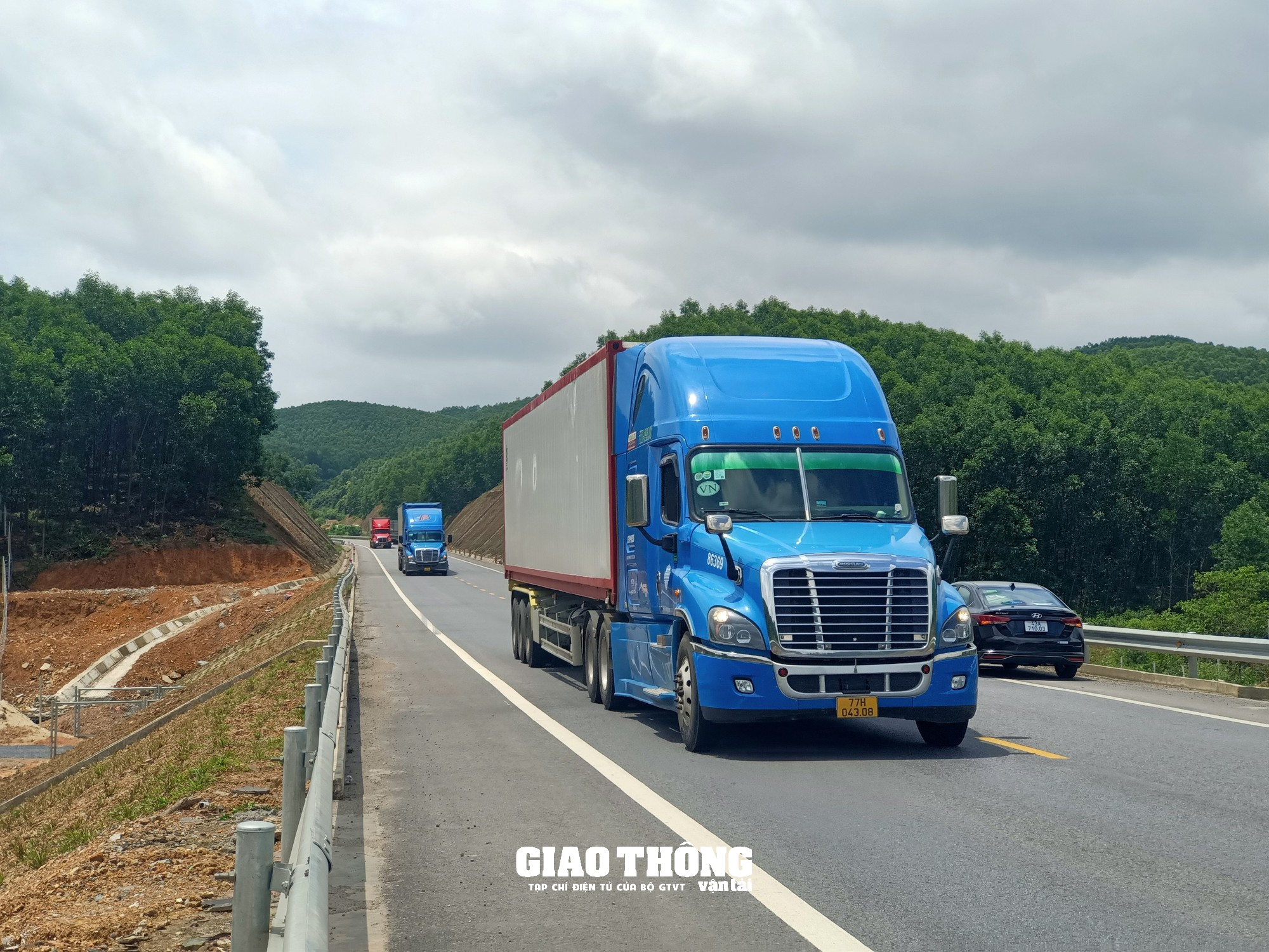 Báo động nạn tháo dỡ rào chắn tuyến cao tốc Cam Lộ-La Sơn - Ảnh 2.