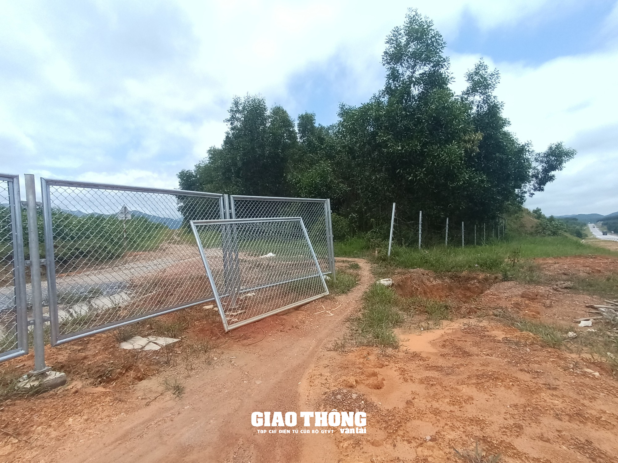 Báo động nạn tháo dỡ rào chắn tuyến cao tốc Cam Lộ-La Sơn - Ảnh 5.