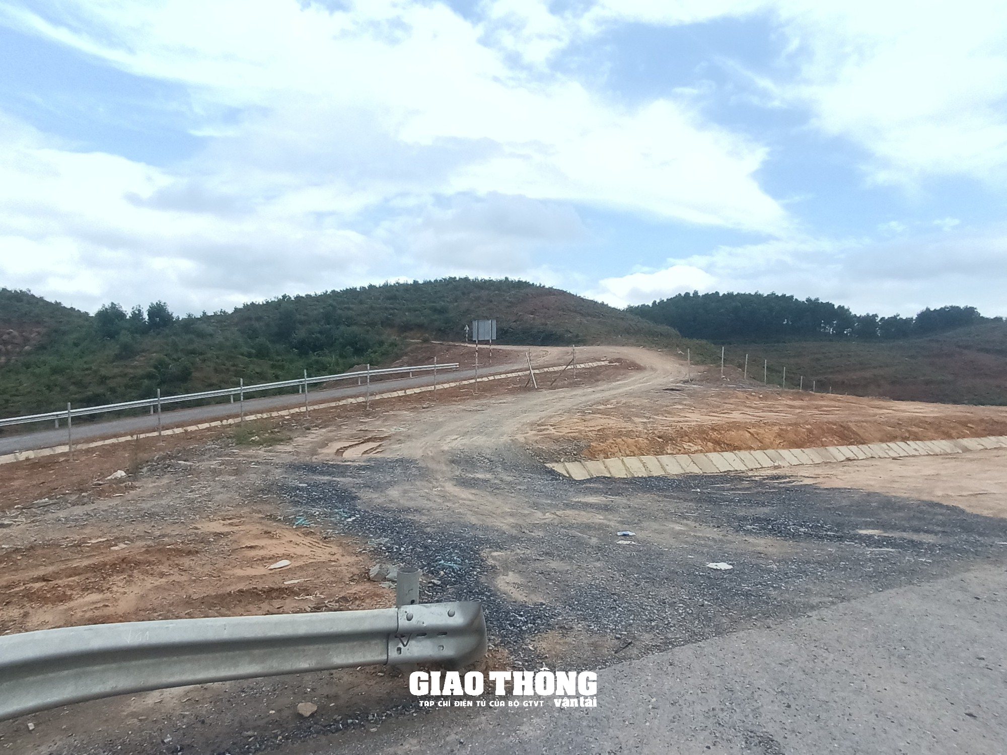 Báo động nạn tháo dỡ rào chắn tuyến cao tốc Cam Lộ-La Sơn - Ảnh 7.